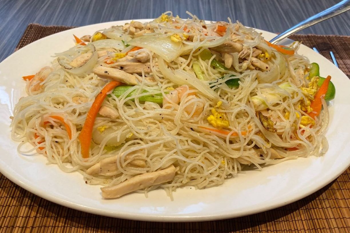 28. Singapore Rice Noodles (Chicken & Shrimp)