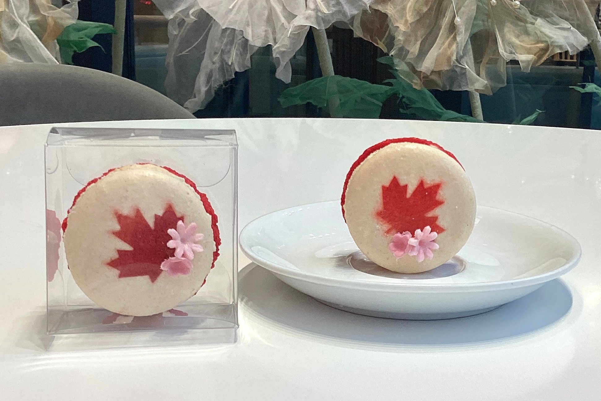 Canadian Blooms Macaron