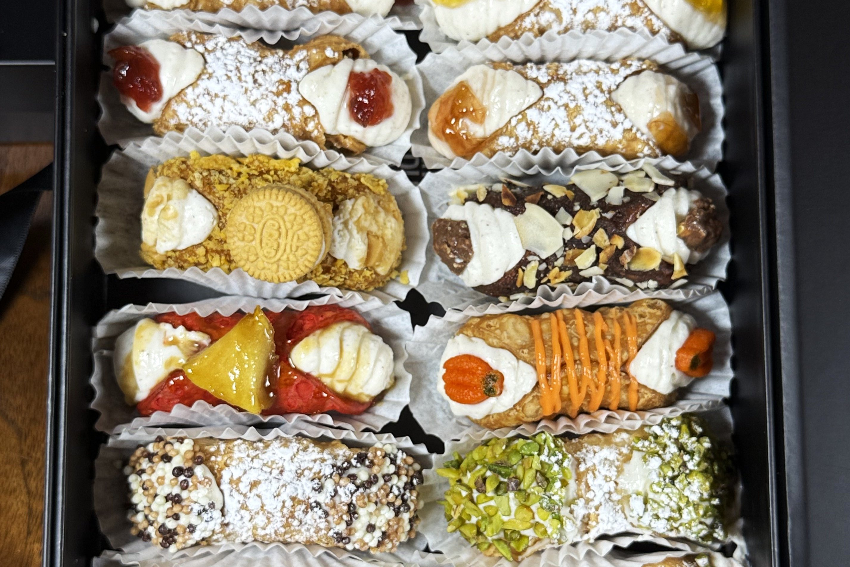 SetBox of 12 Assorted Cannoli