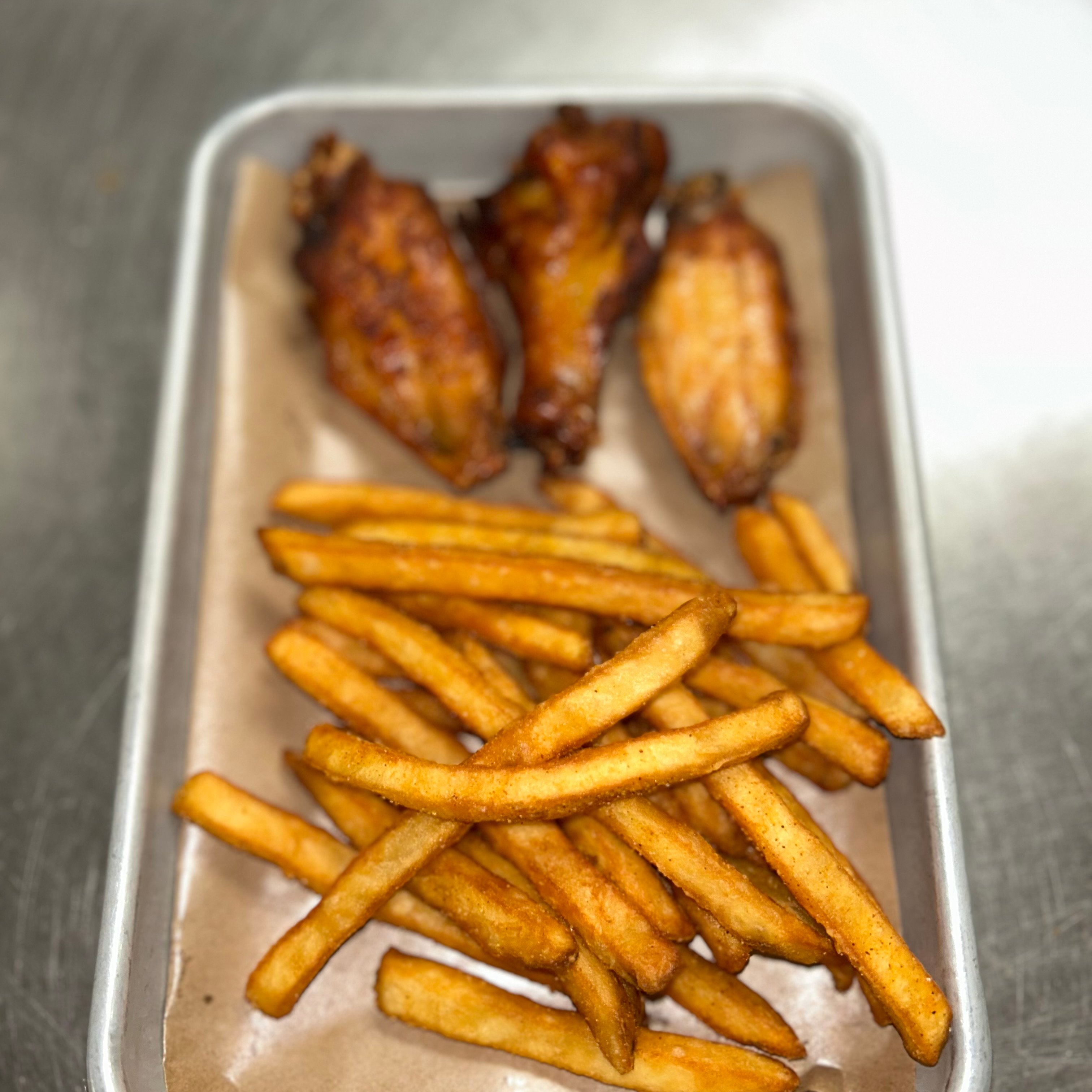 KIDS SMOKED WINGS.