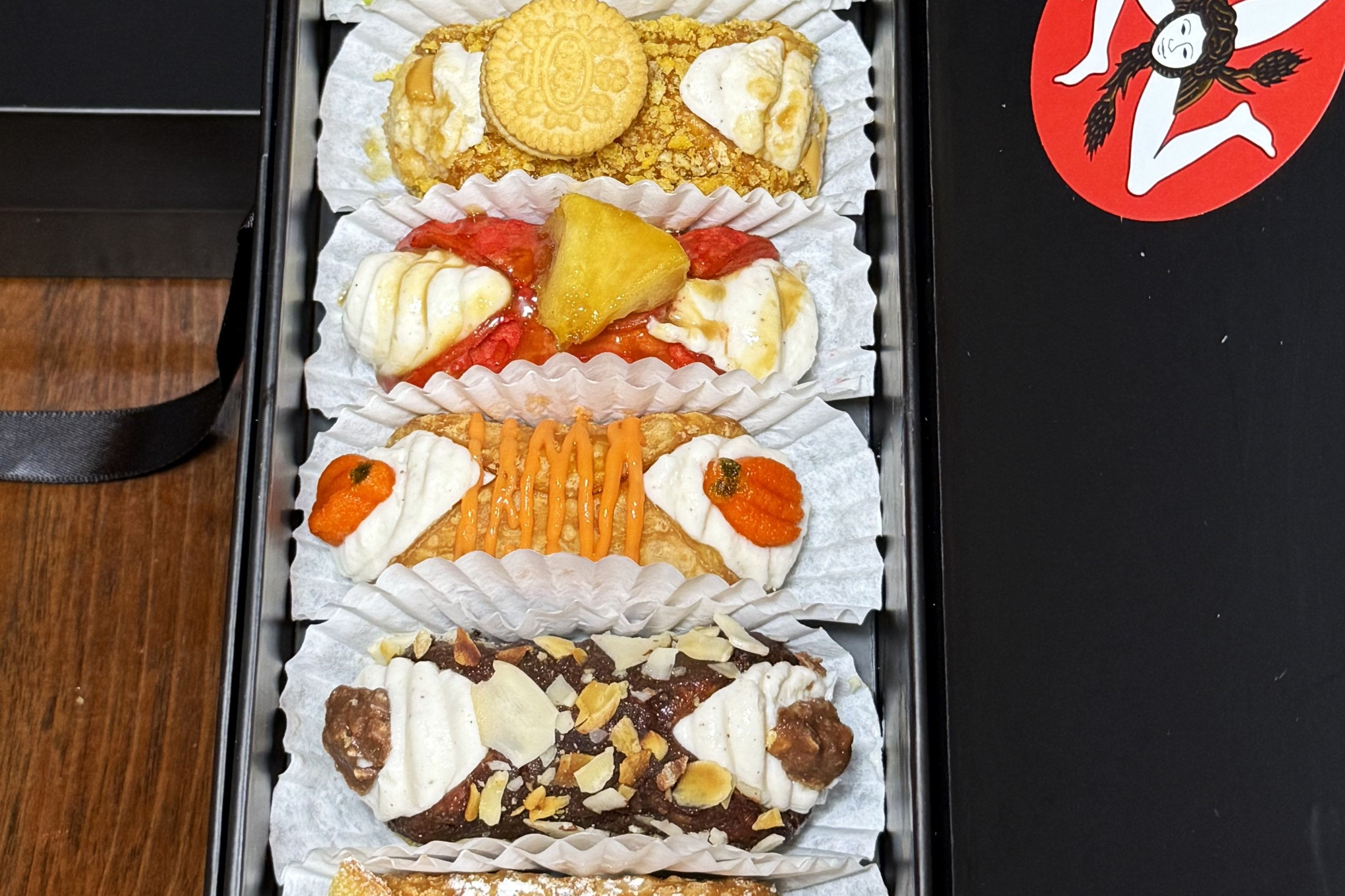 SetBox of 6 Assorted Gourmet Cannoli