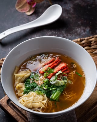 Bah Mee Keaw Nam Moo Daeng