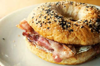 BAGLE W/ CREAM CHEESE & BEEF BACON 