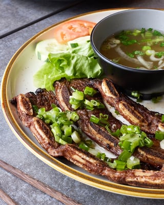 R4 Com Suon Bo Nuong - Grilled Beef Short Rib Over Rice
