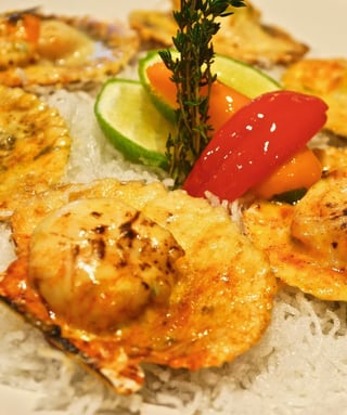 Conchitas Gratinadas Con Camarones Y Salsa Coral