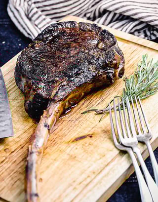 Tomahawk Steak in Tomahawk Rub