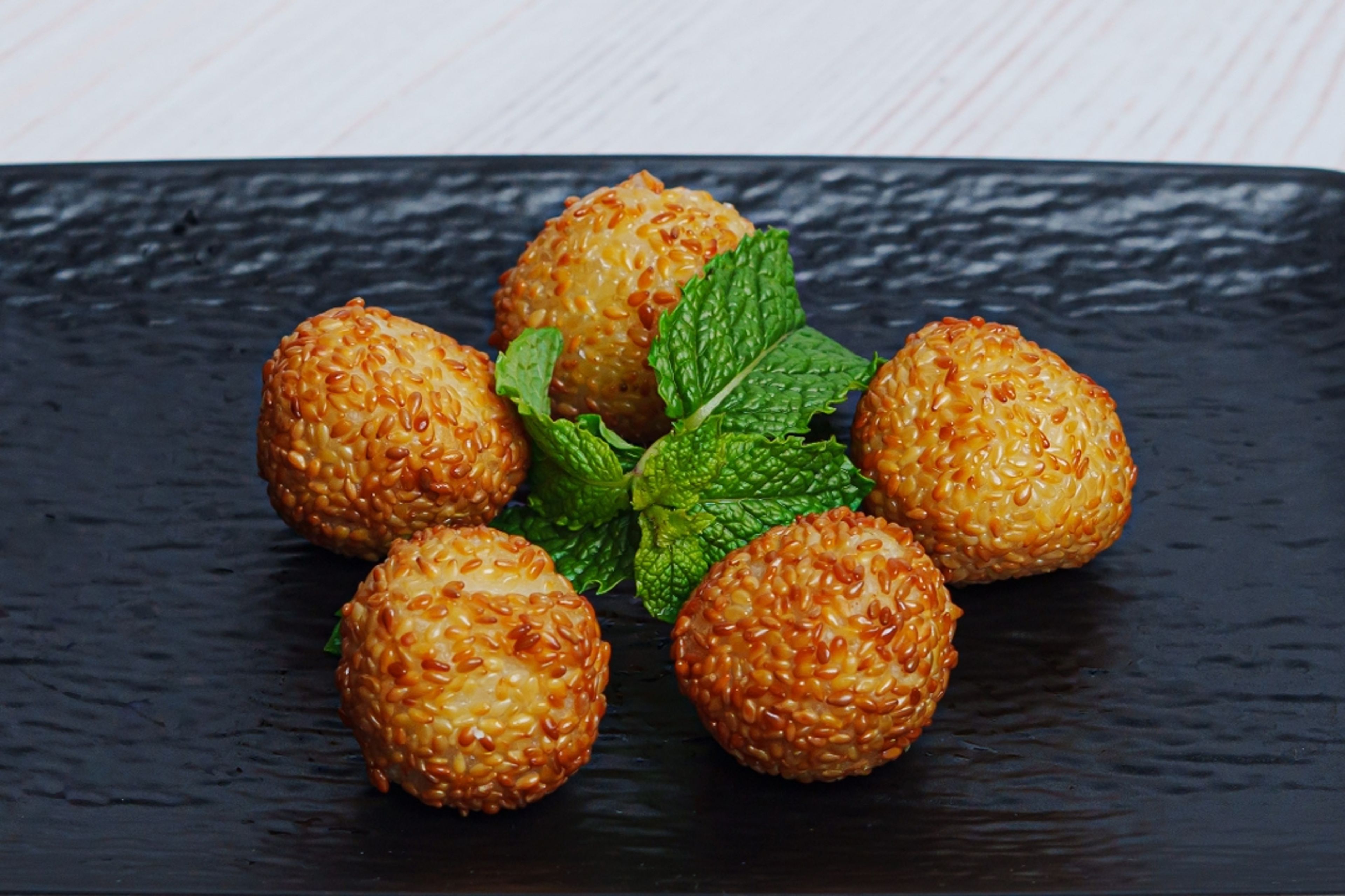 Sesame Balls (5 pieces) 芝麻球 5 bolas de sésamo.
