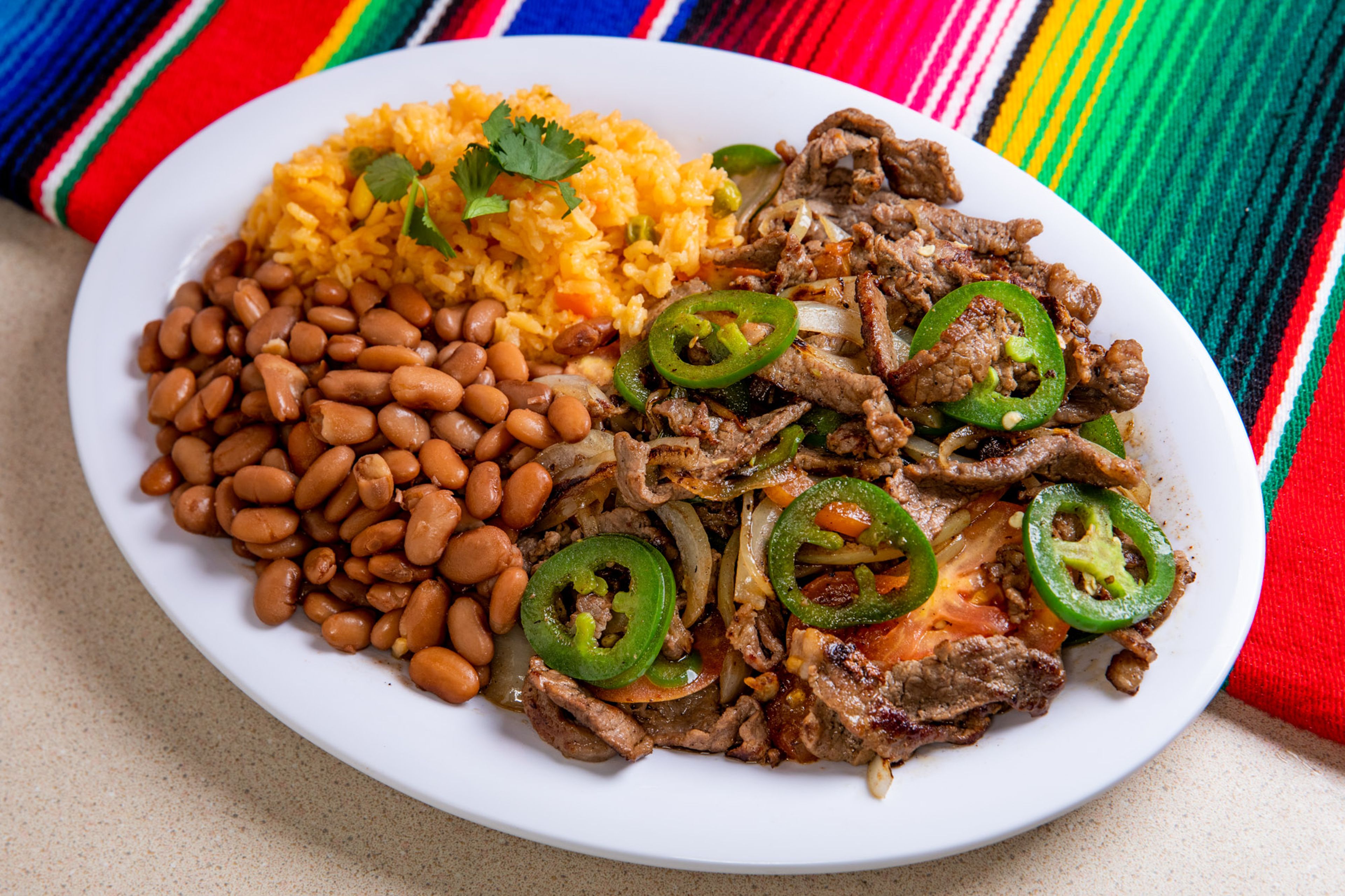 Bistec encebollado.