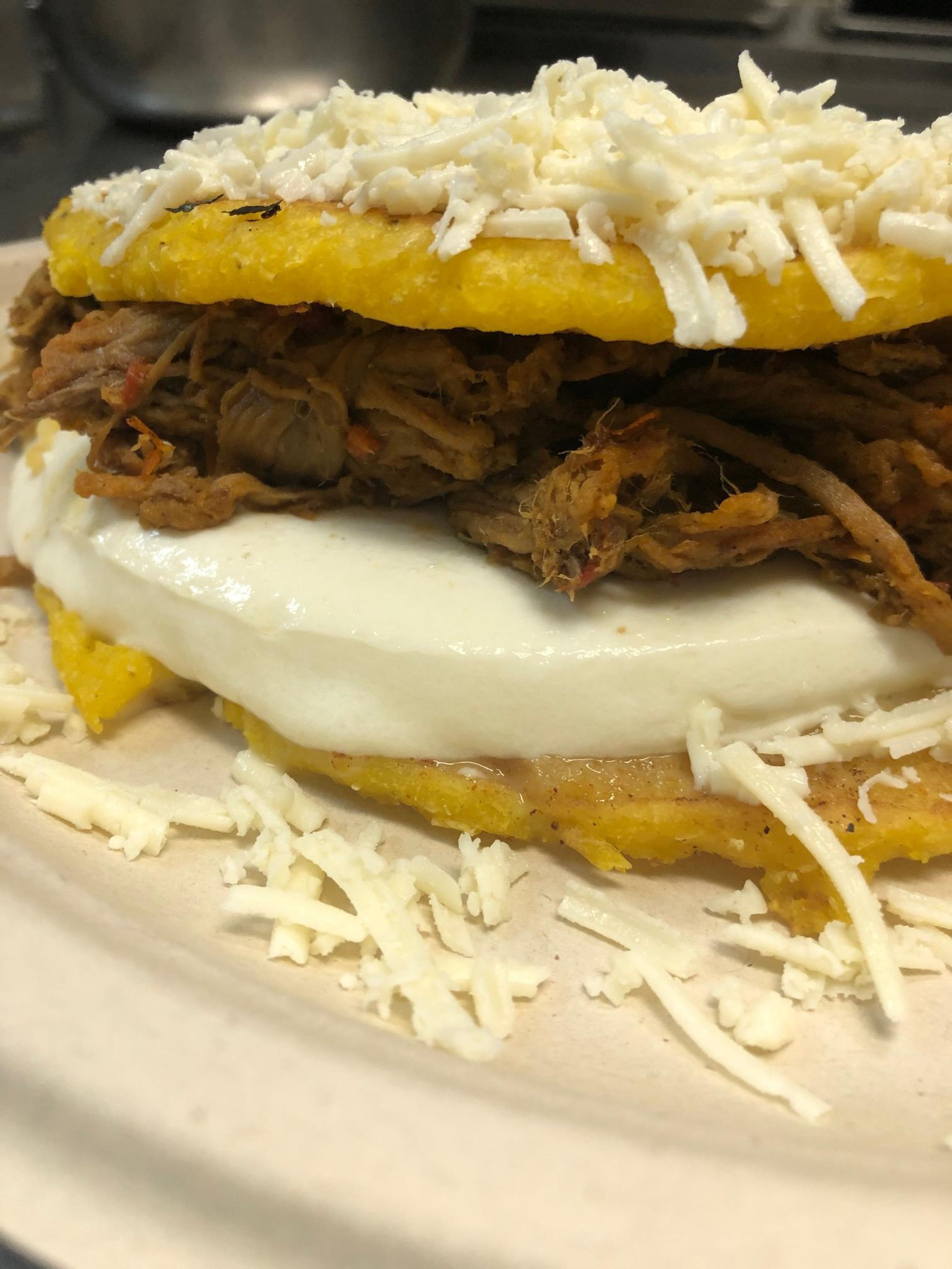 Cachapa de Queso y Carne Mechada.