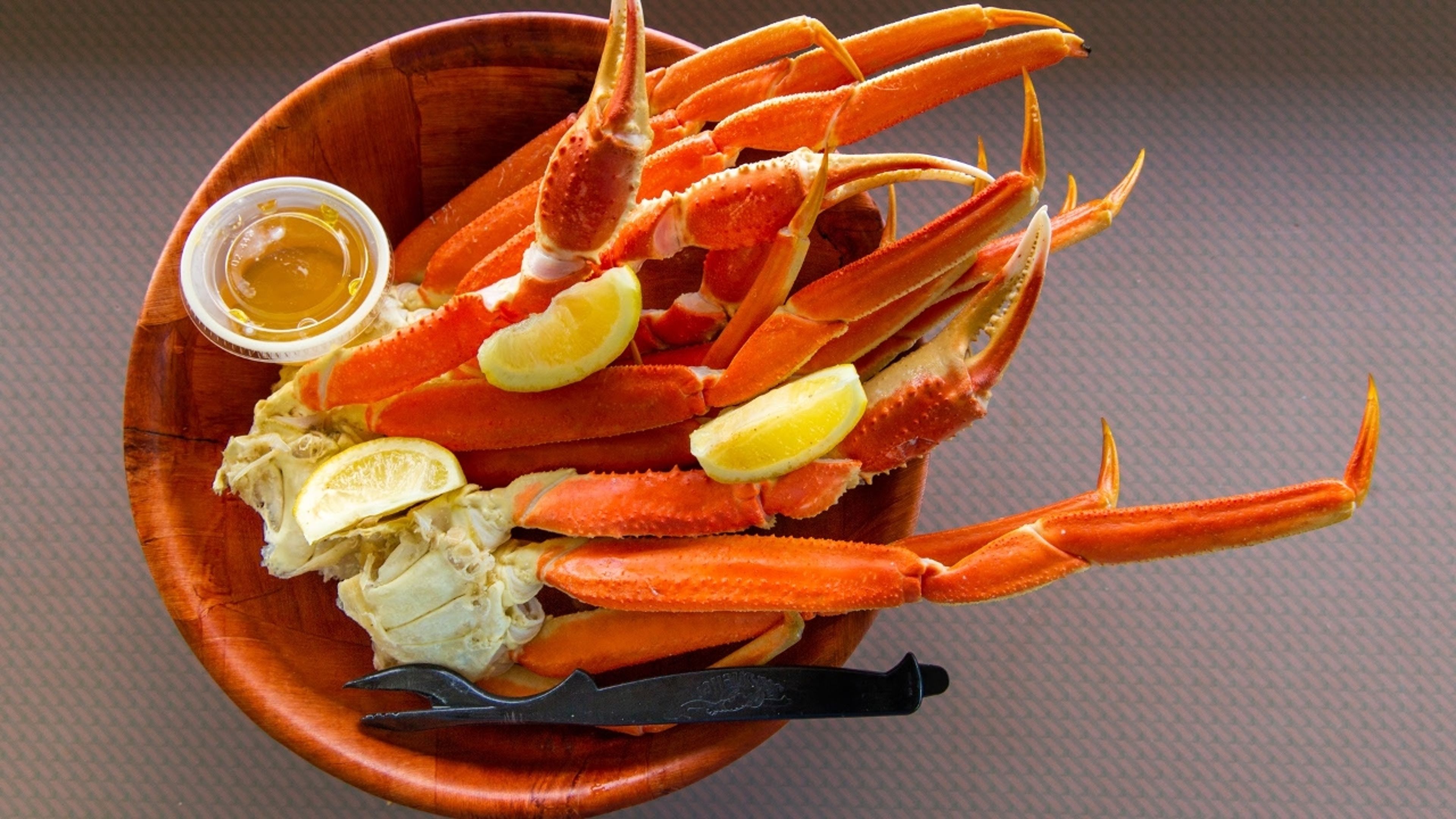 1 Lb Steamed Alaskan Snow Crab Legs.