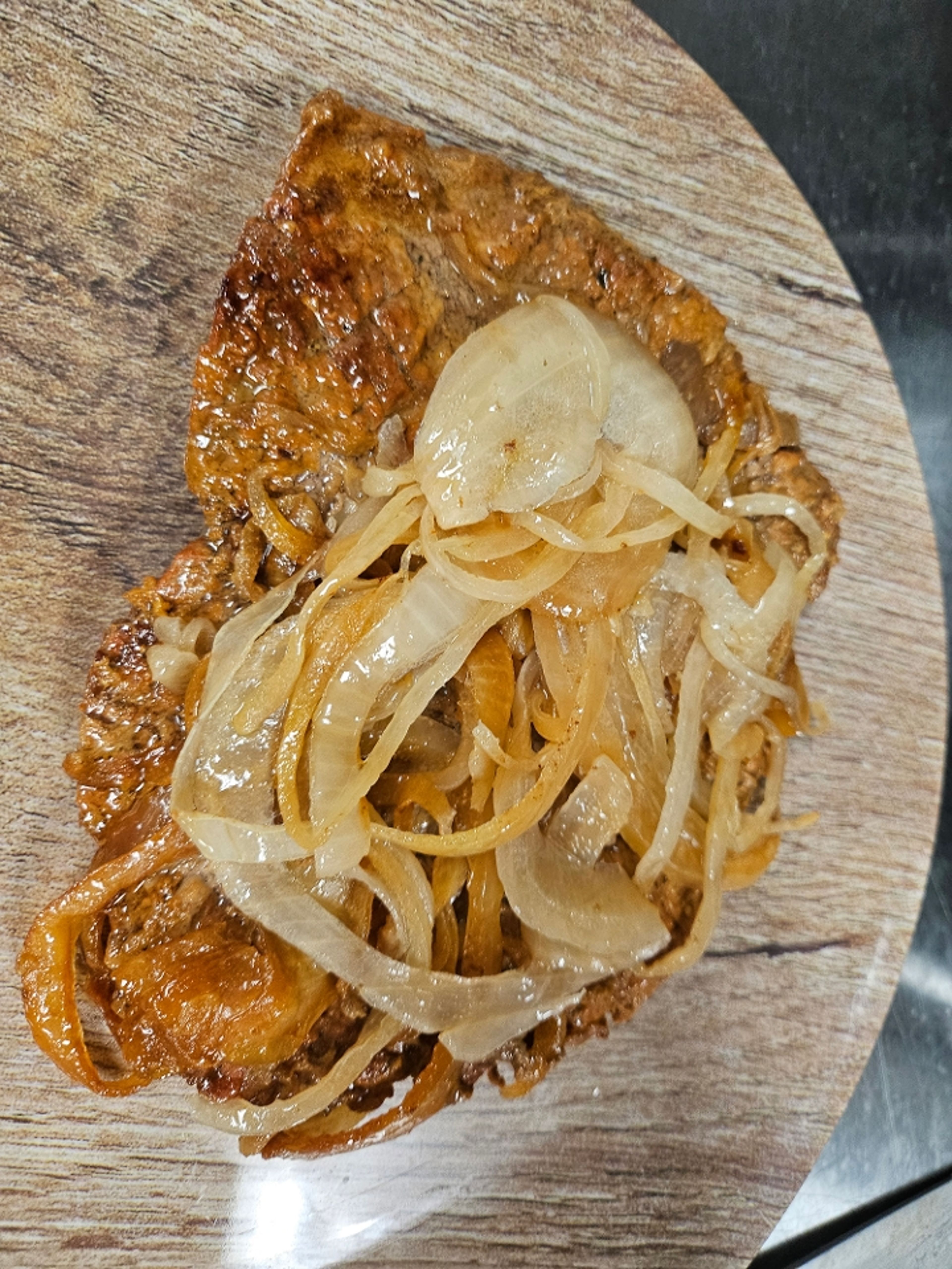 Bistec encebollado/ chopped steak marinated with grilled onions LS.