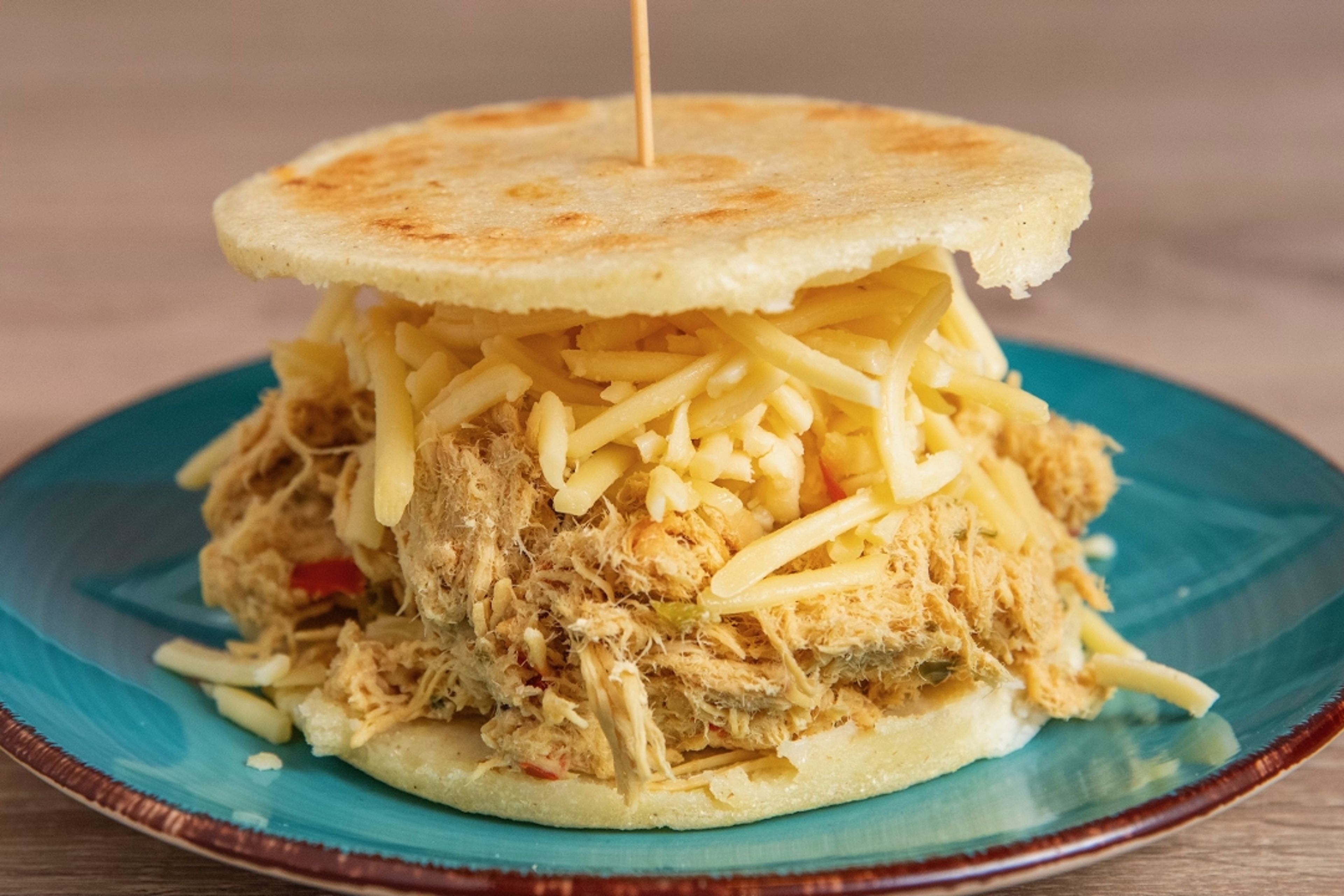 Arepa Catira(Pollo Mechado)/Shredded Chick&Gouda.