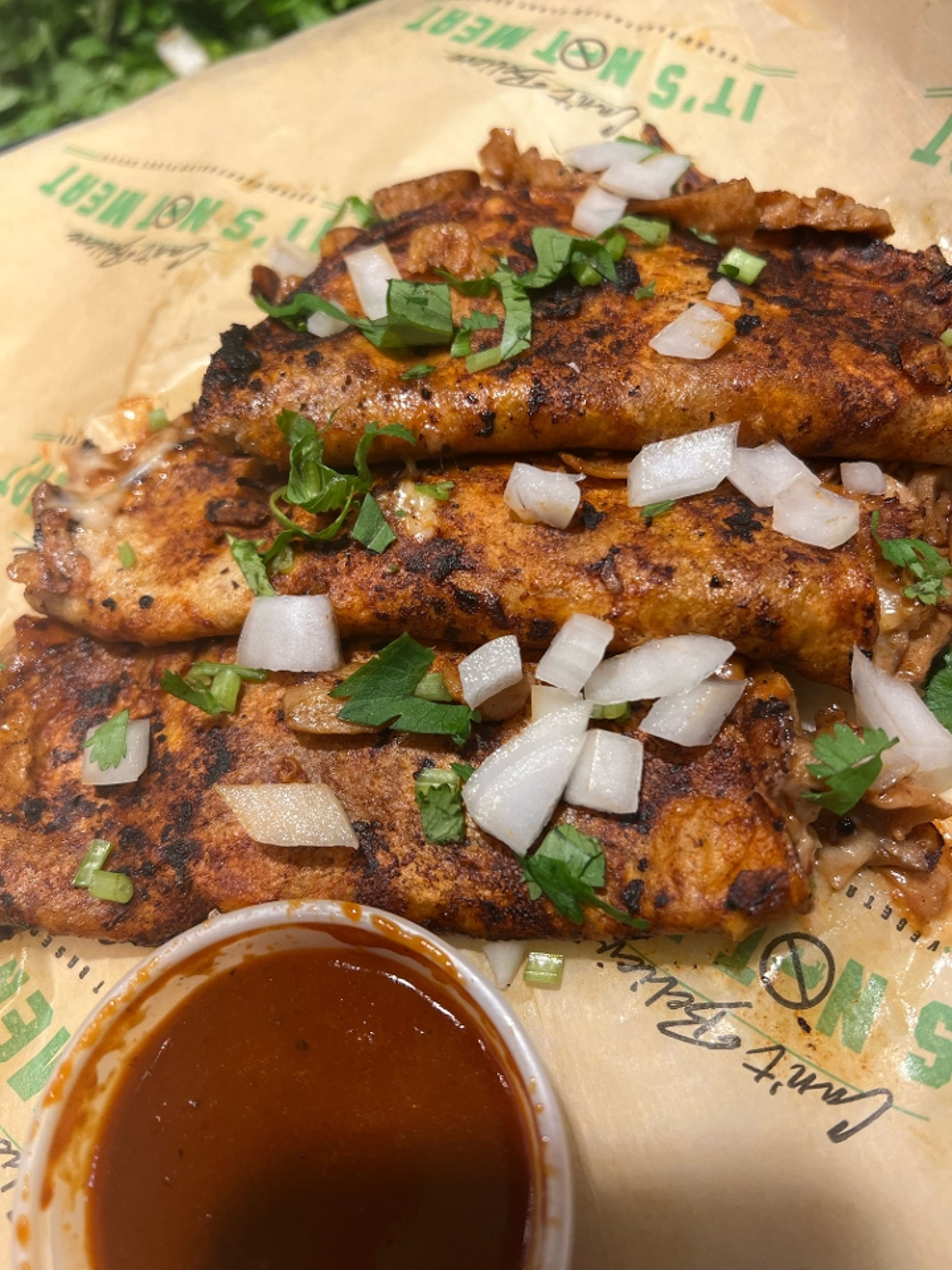 CHIKโN BIRRIA TACOS.