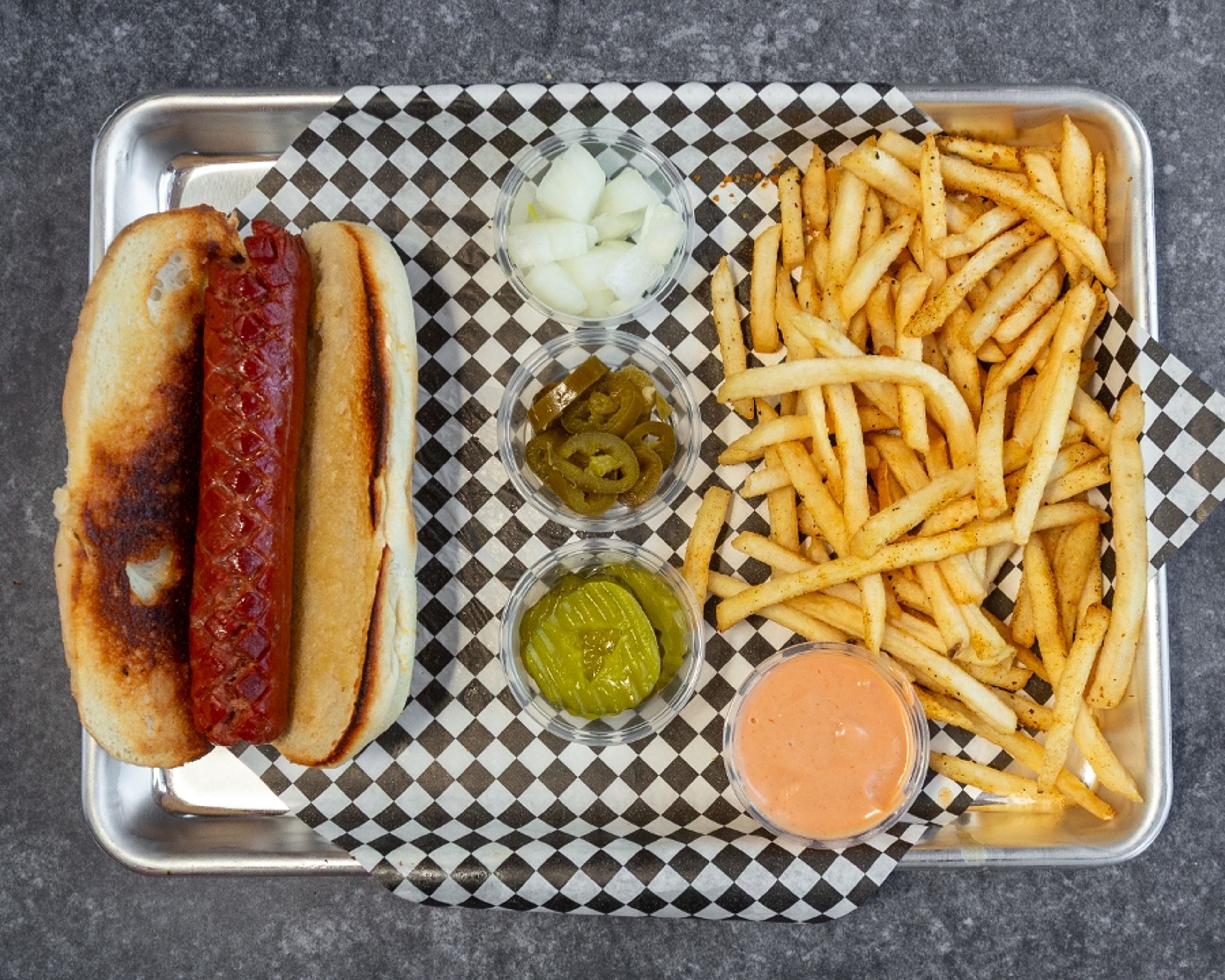 1/4lb SMOKEHOUSE HOT DOG w/TATER CHIPS.