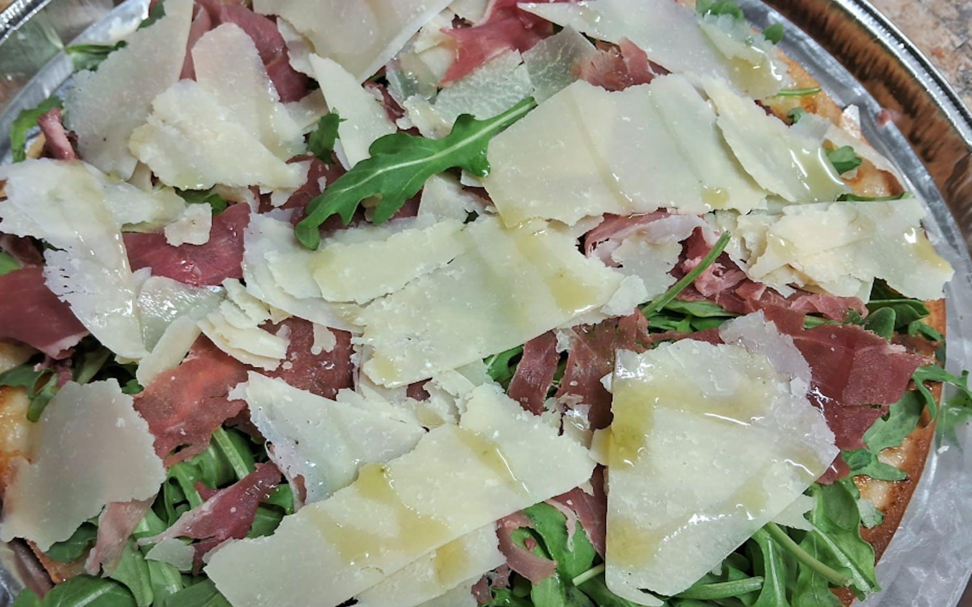 GF Arugula e Prosciutto Pizza.