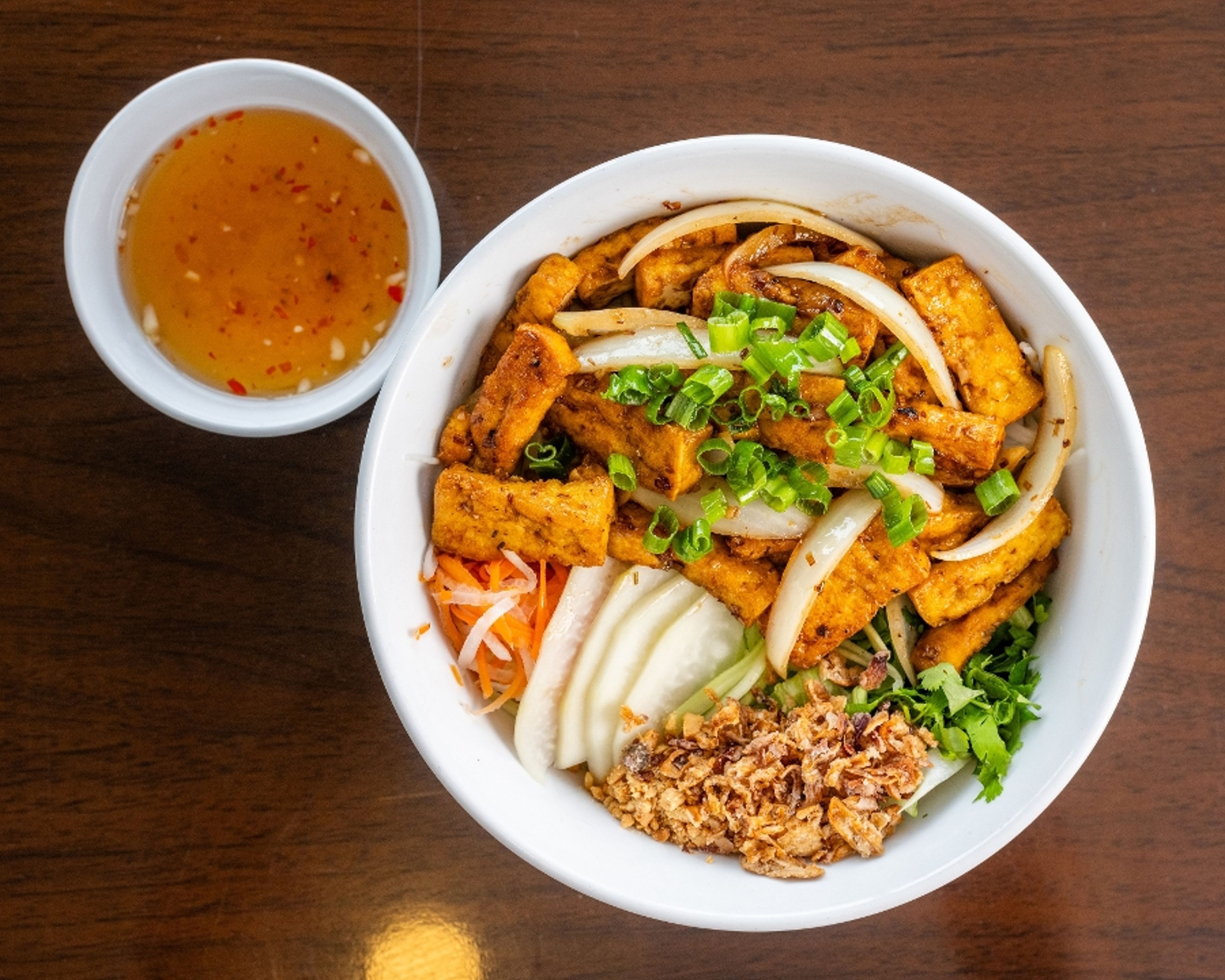 V7. Vermicelli with Onion, Lemongrass Sauteed Tofu.