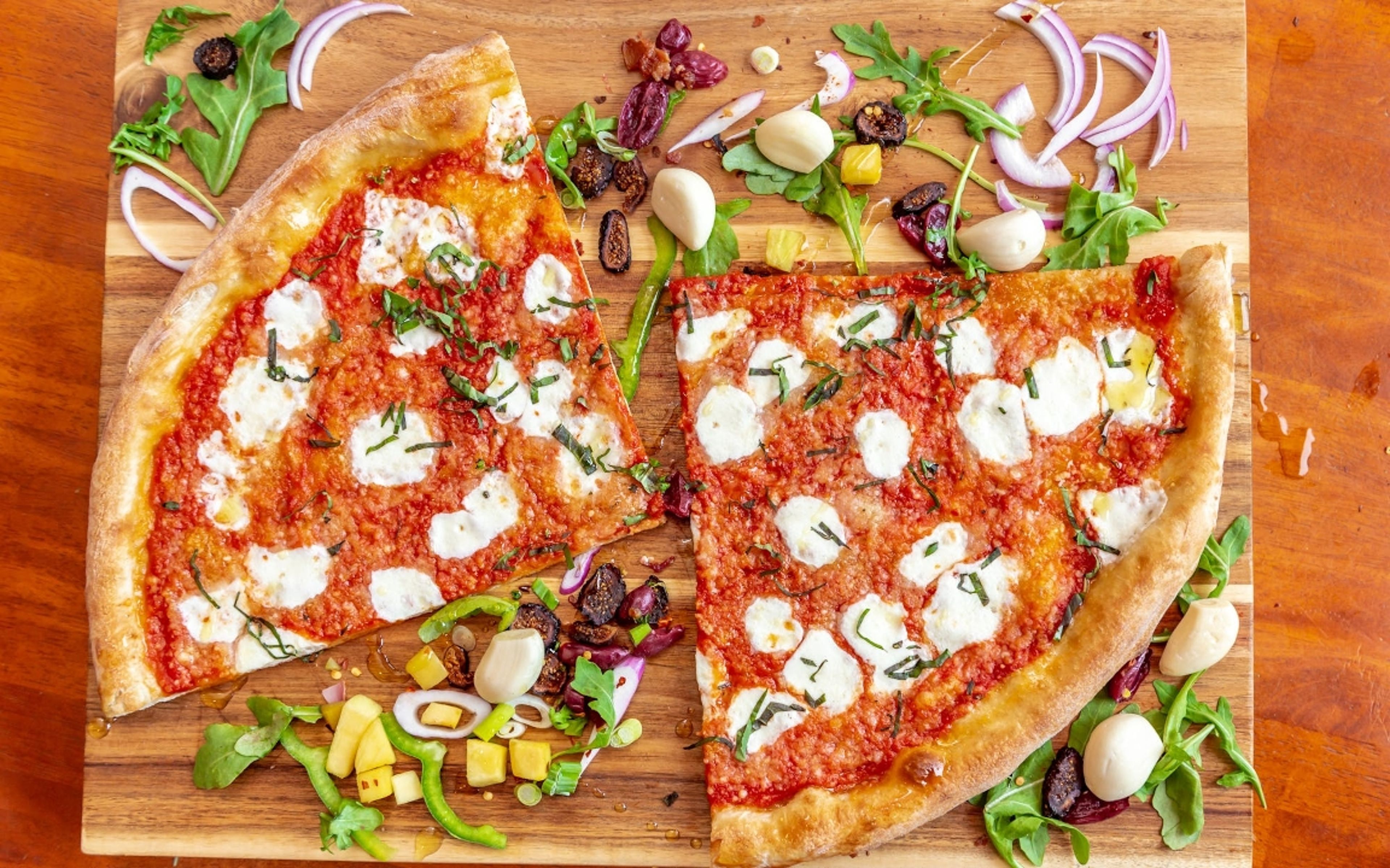 Sundried Tomato Margherita (v).