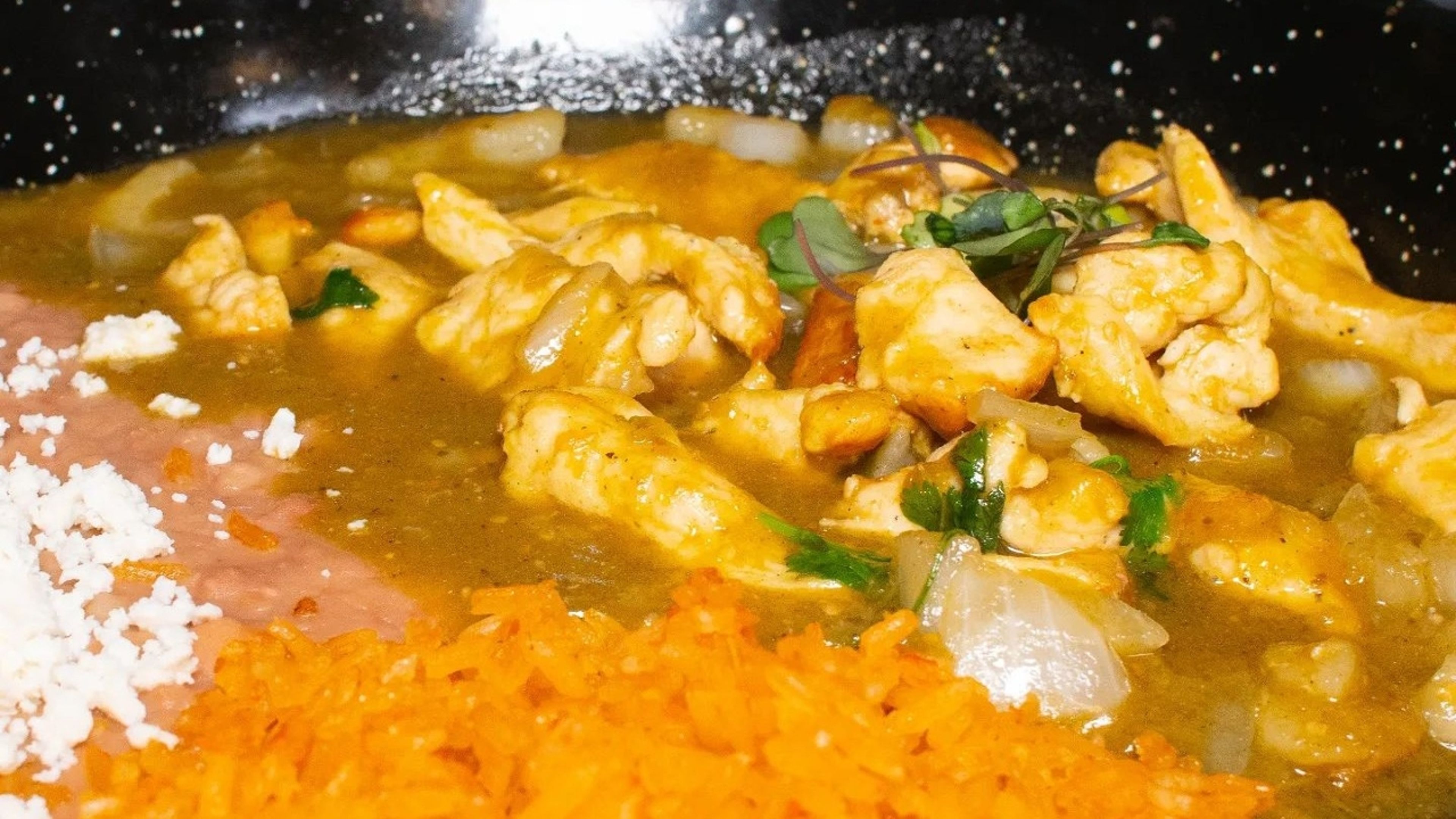 Steak Picado con Papa en Salsa Verde.