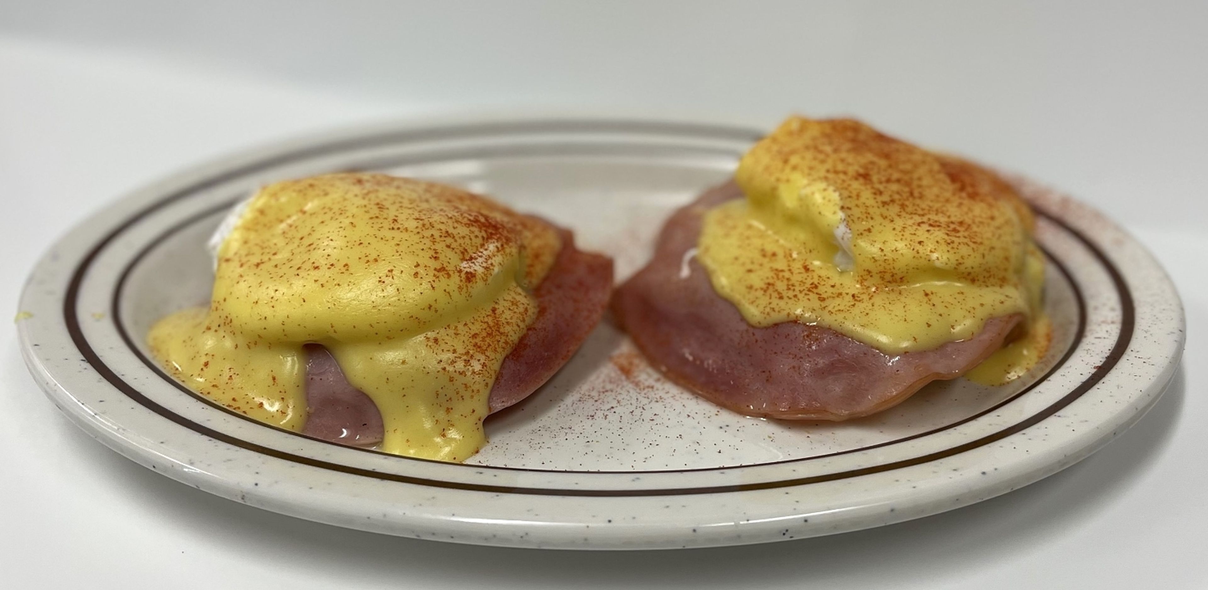 EGGS BENEDICT W/ HAM.