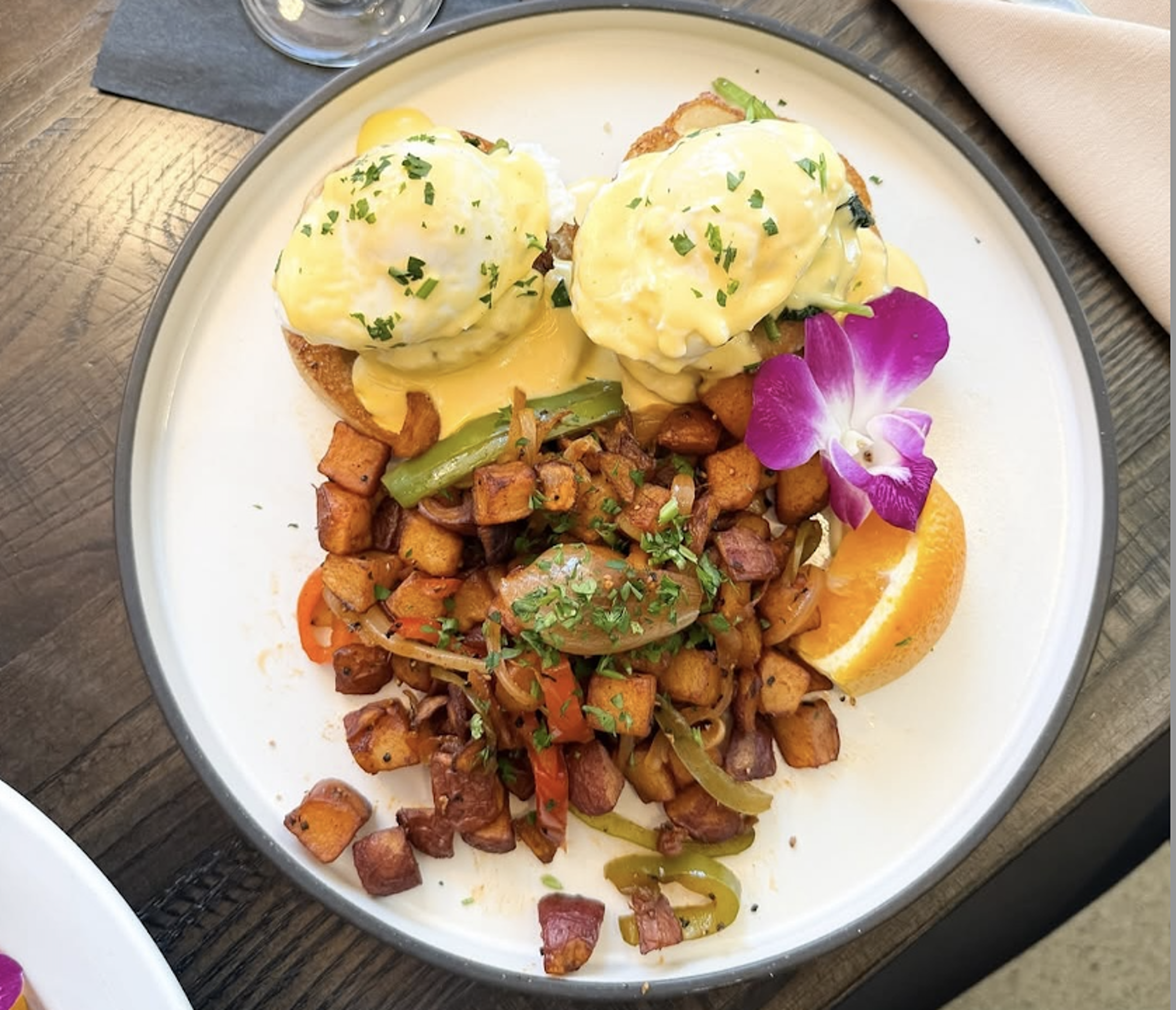 Crab Cake Benendict.