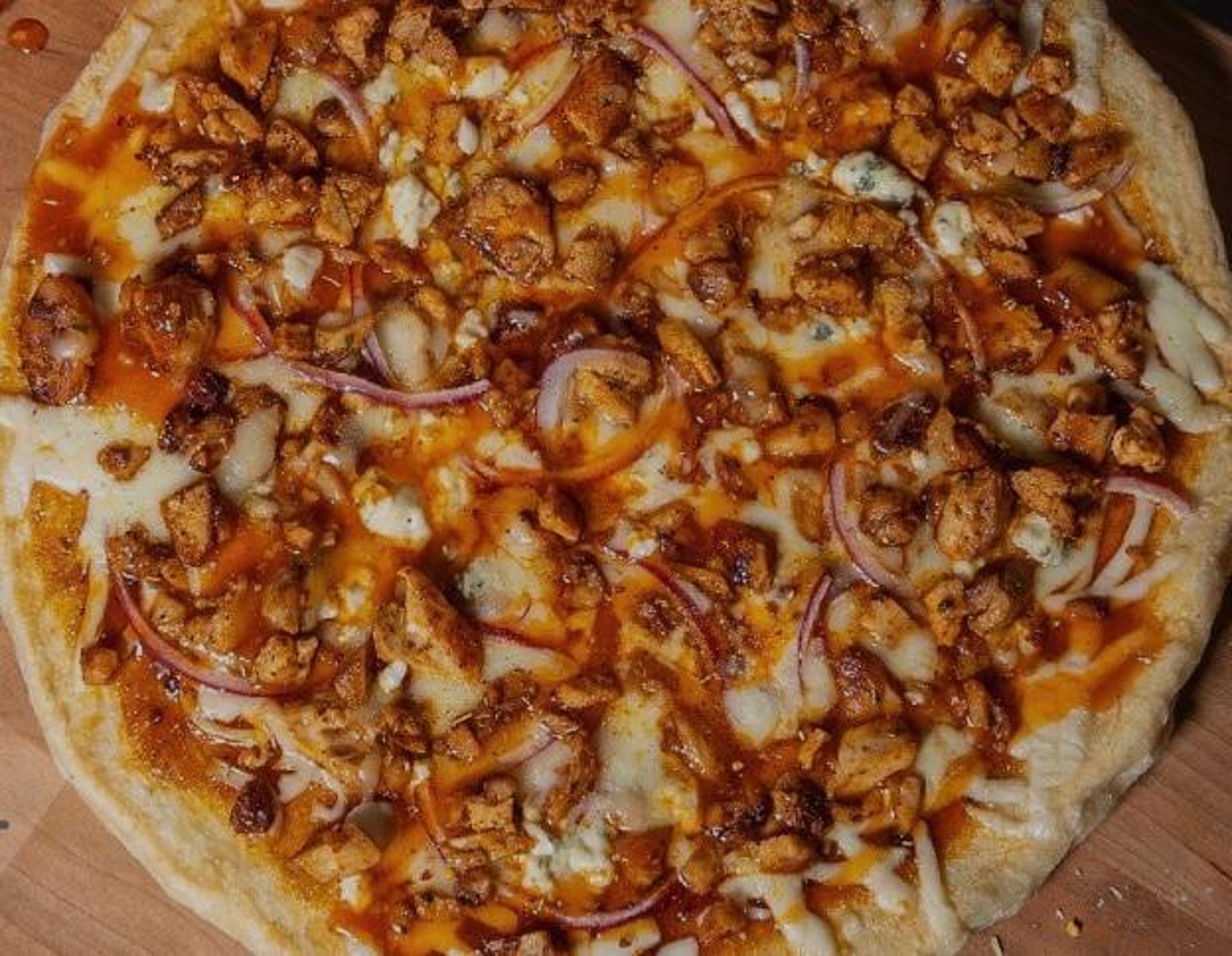 SM BUFFALO CHICKEN PIE PIZZA.