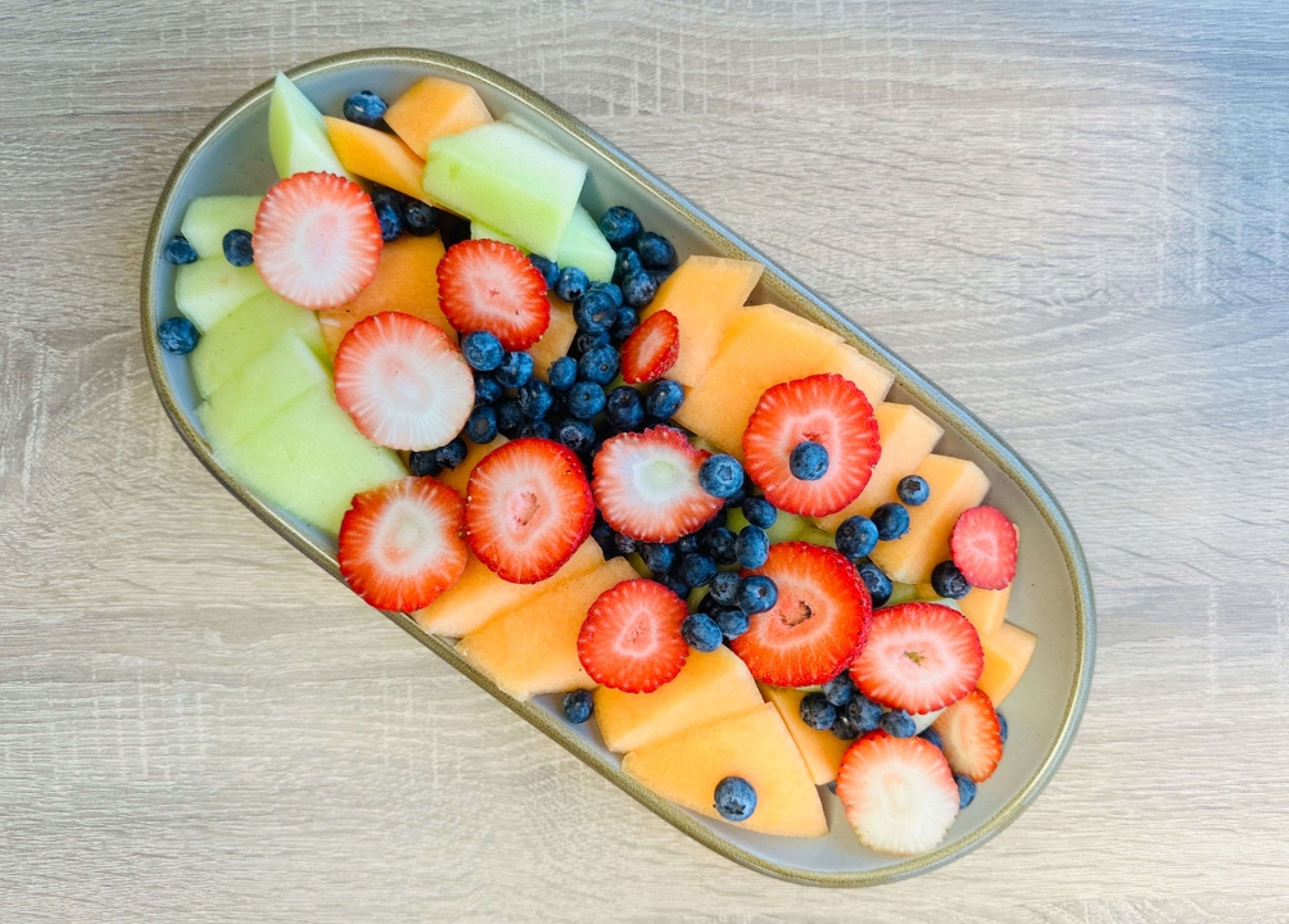 Fresh Fruit Tray (serves 10).