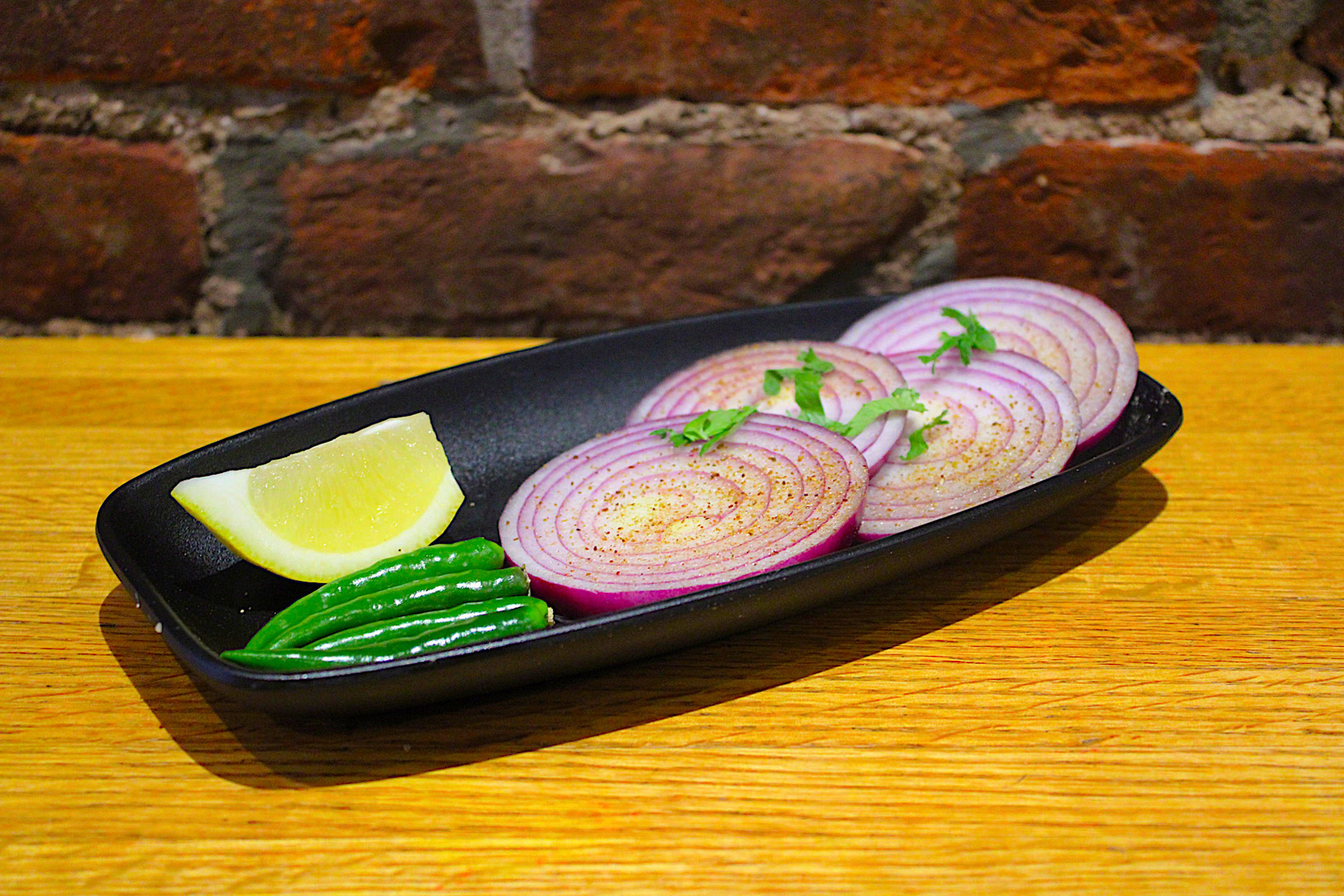 Indian Green Peppers, Lime Wedges & Onion Rings 8 Oz.