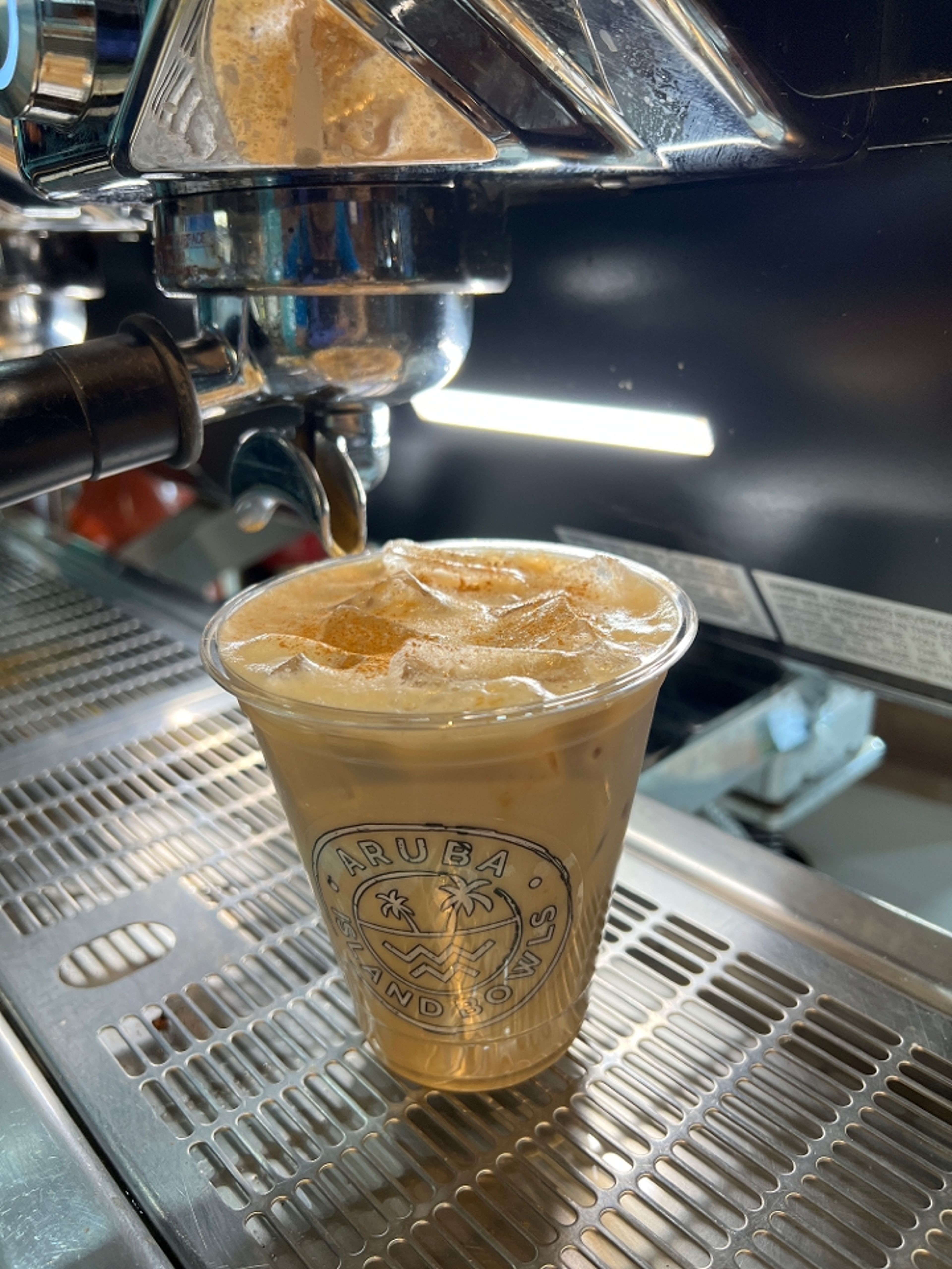 ICED LATTE.