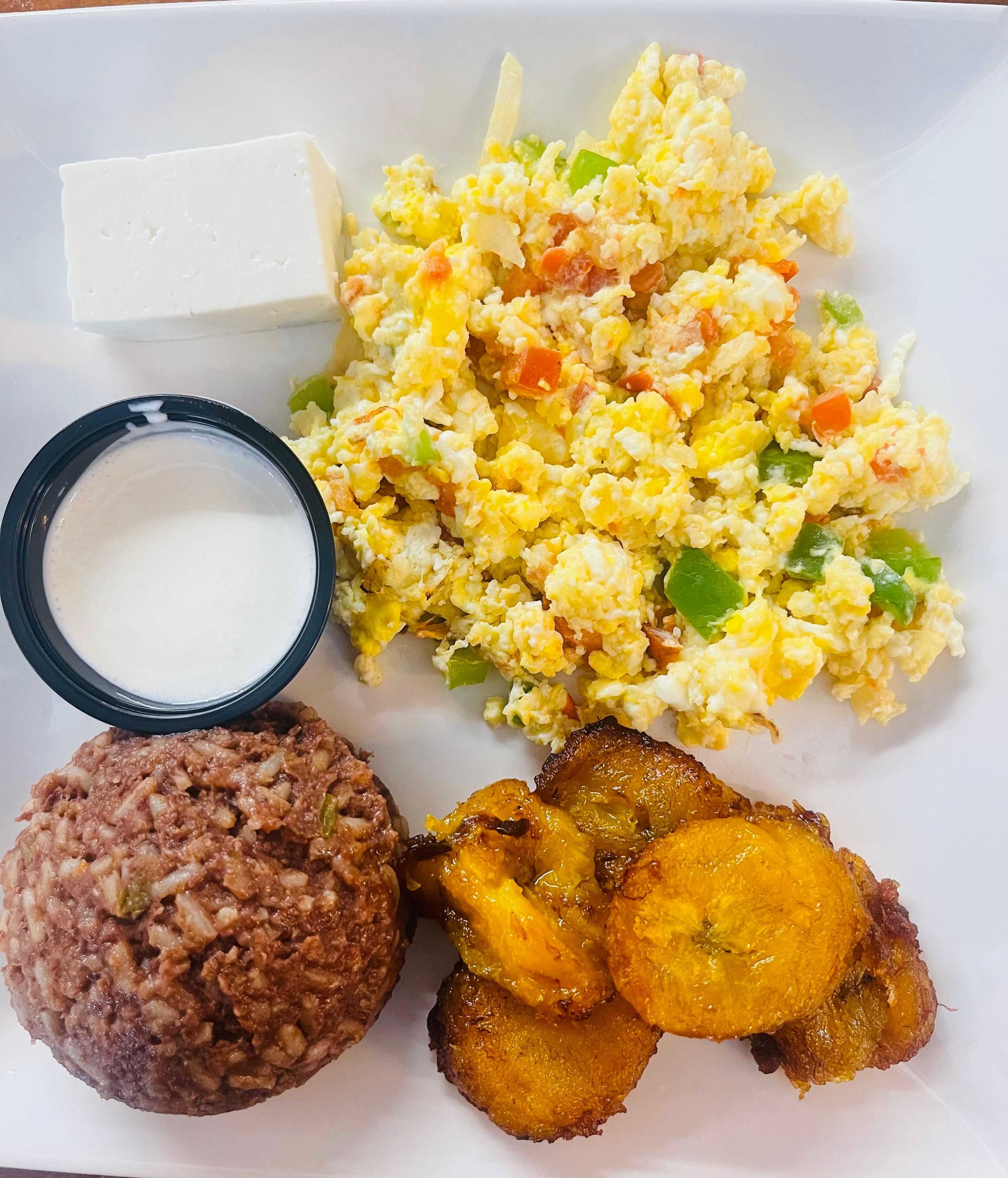Plátanos, Frijoles, Queso, Crema y Huevos.