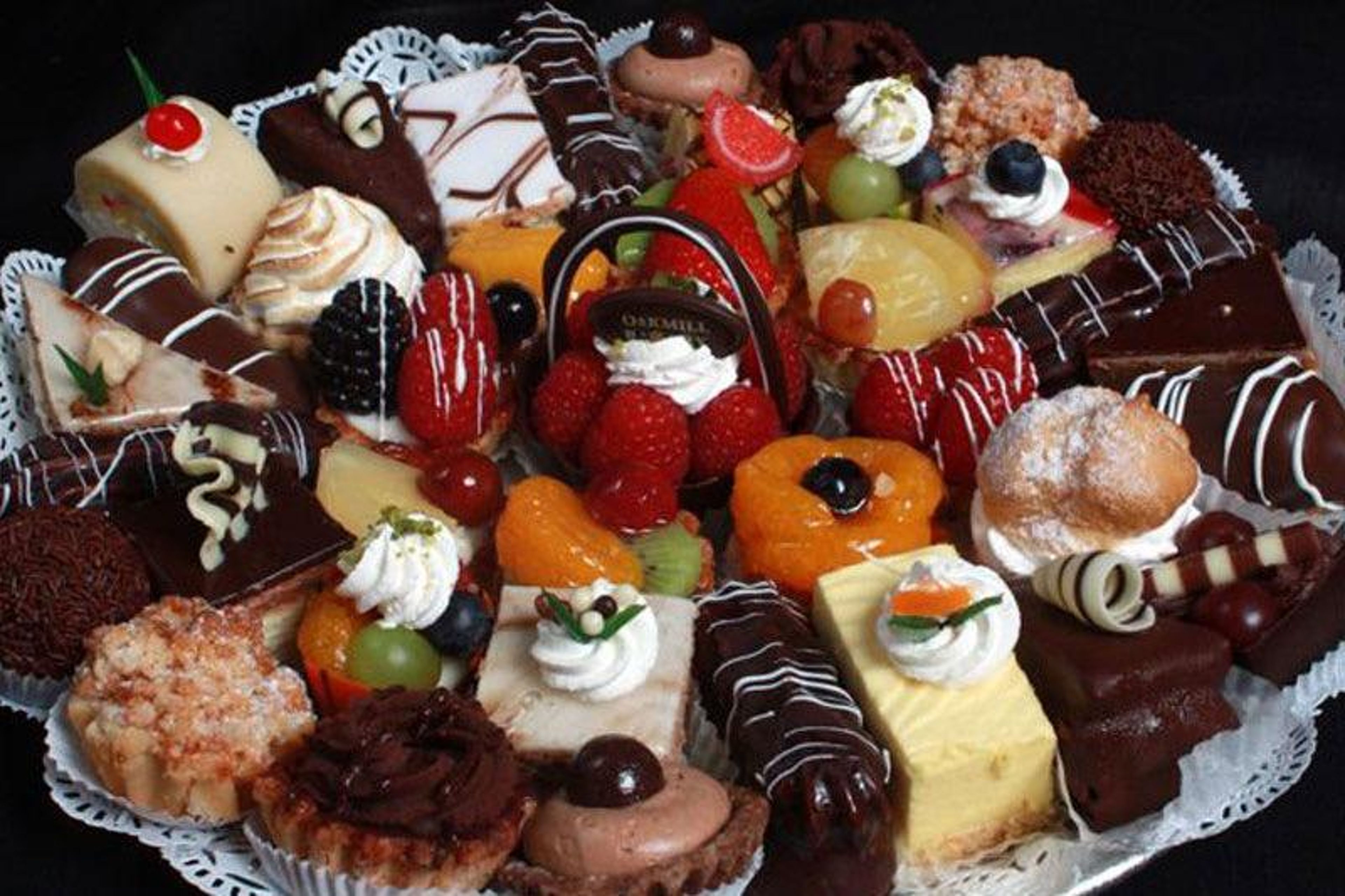 Assorted Cake Tray (10 Pieces).