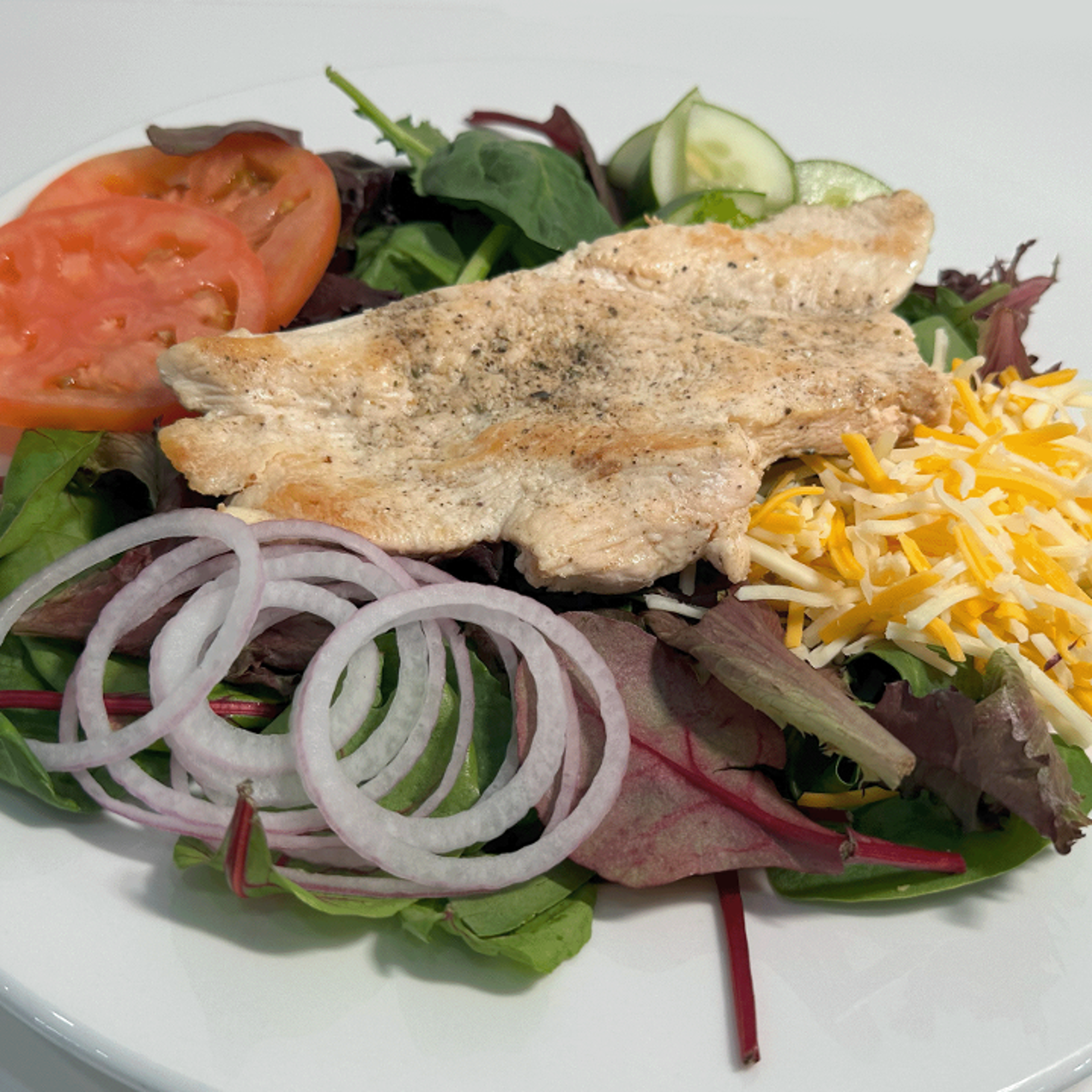 MIX GREENS W/ GRILLED CHICKEN.