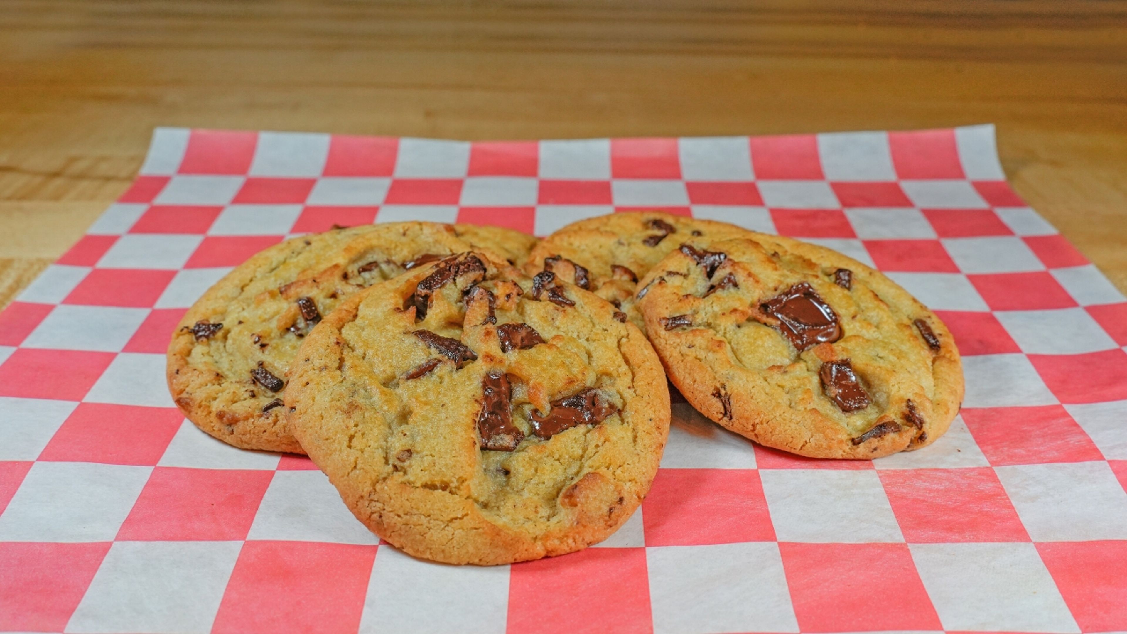 5 FRESH BAKED CHOCOLATE CHIP COOKIES.