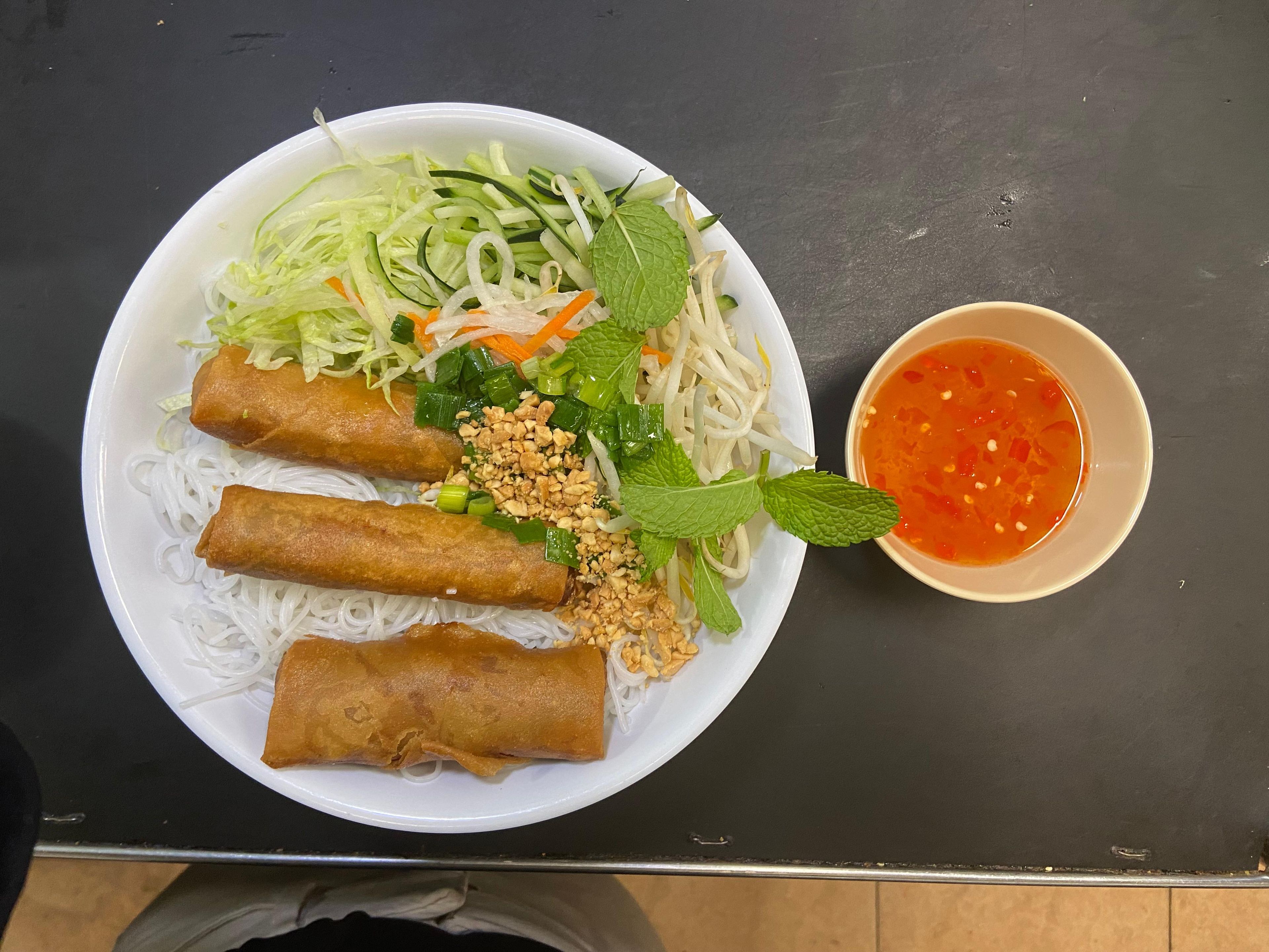 B5 - Eggrolls Vermicelli - Bún Chả Giò.