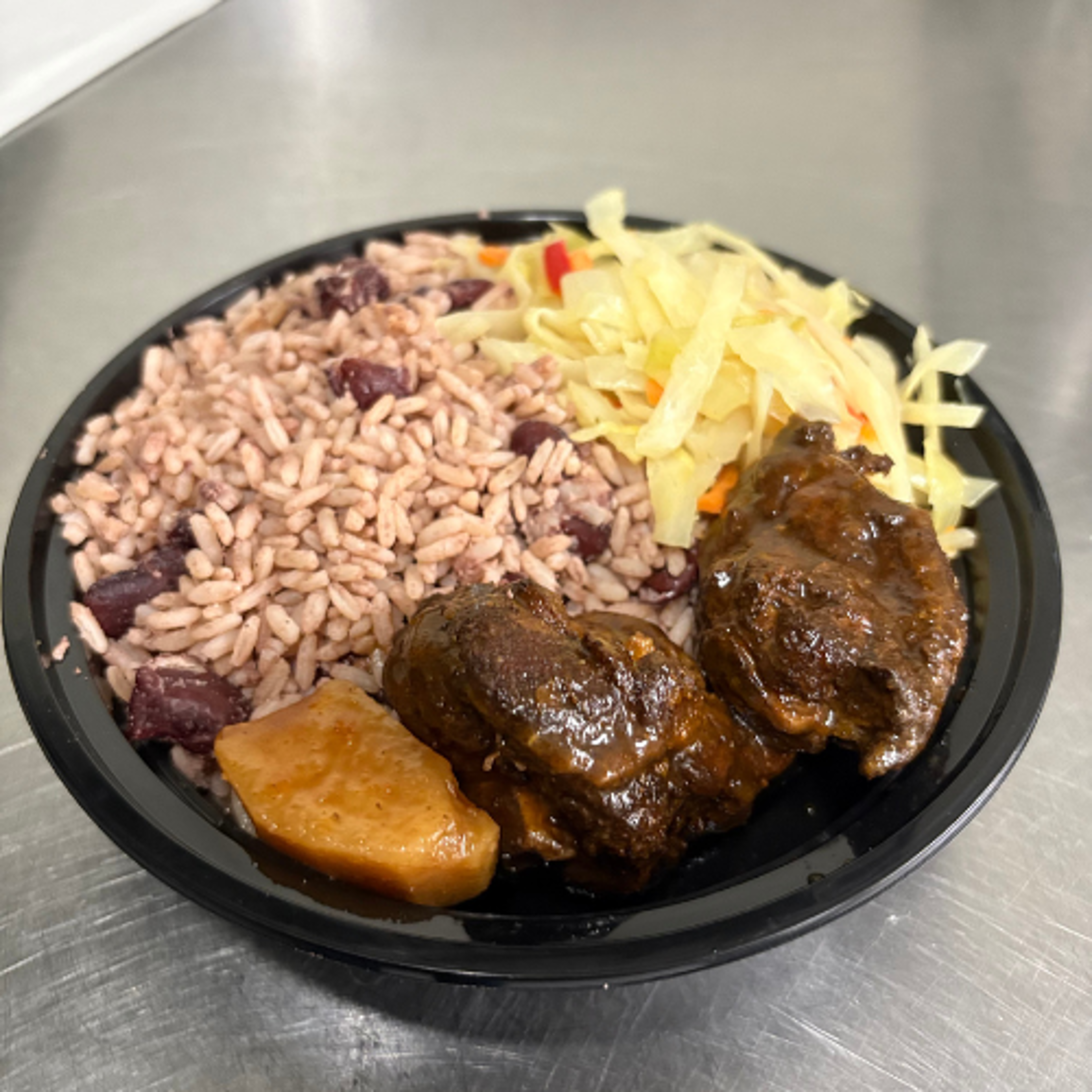 BROWN STEW CHICKEN LUNCH BOWL.