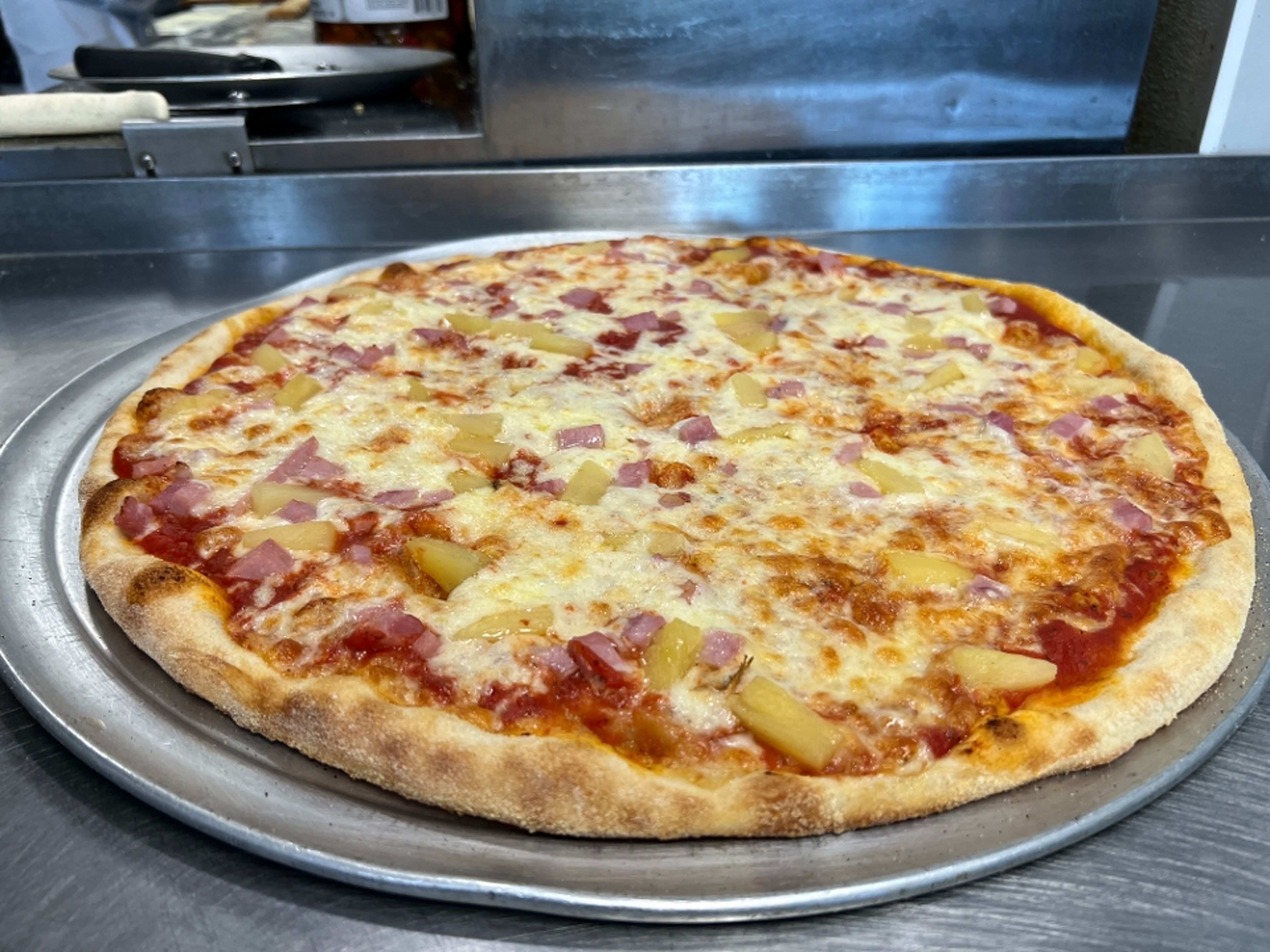 16'' Aloha Hawaiian Pizza.