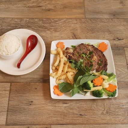 G8. Golden's Gold Steak - Bò Bít Tết.