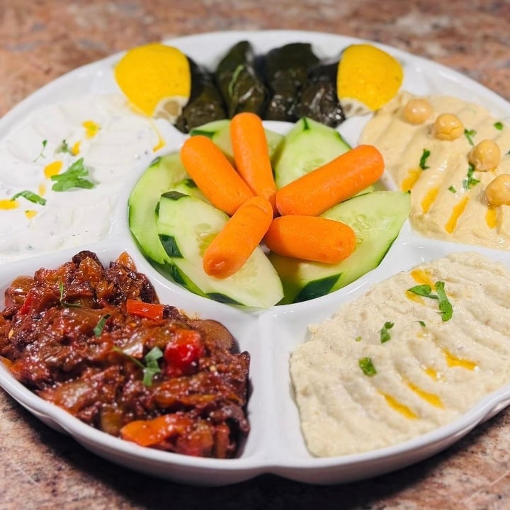 Large Cold Mix + 4 Pita.