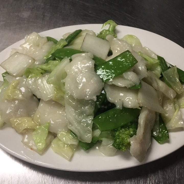 Assorted Greens with Fish Filet (L).
