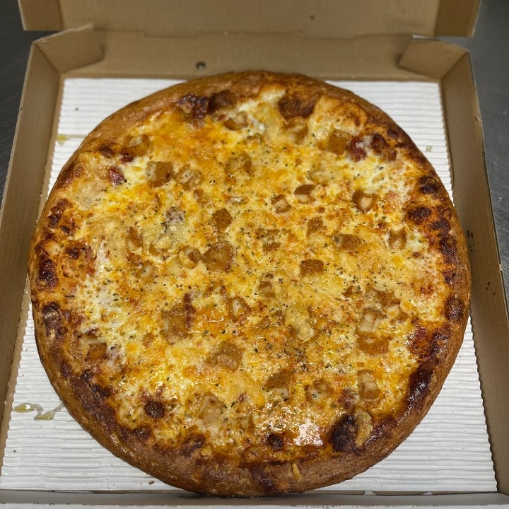 14in LARGE CHICKEN PARMESAN SPECIALTY PIZZA