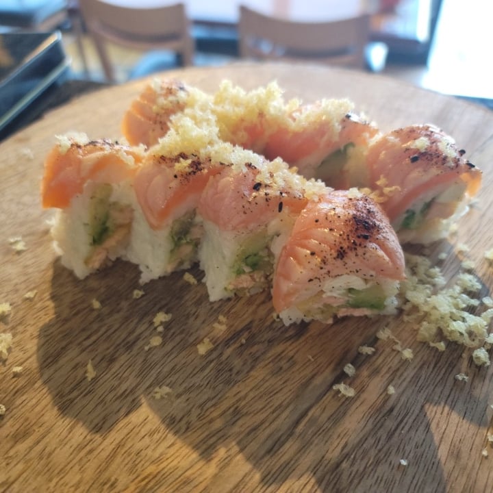 FR16-ULTIMATE SALMON ROLL