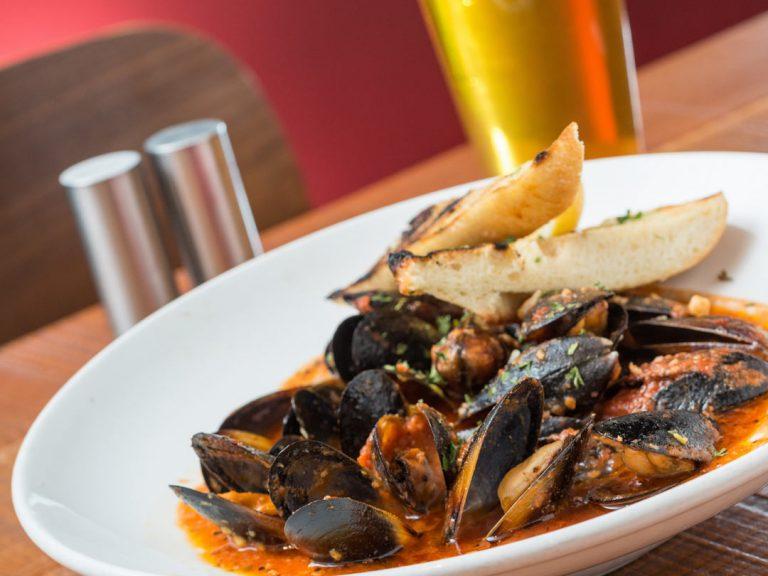 Cozze al Vino Blanco (Mussels Simmered in Wine).