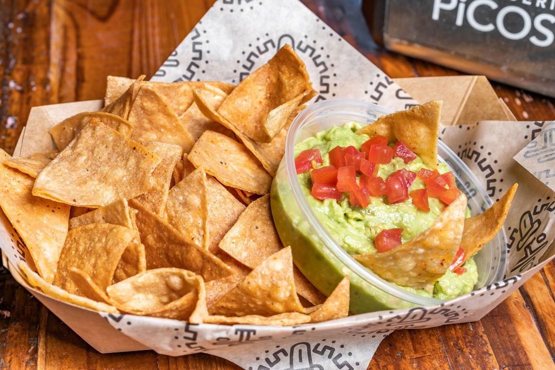 Guacamole & House Chips (6oz).