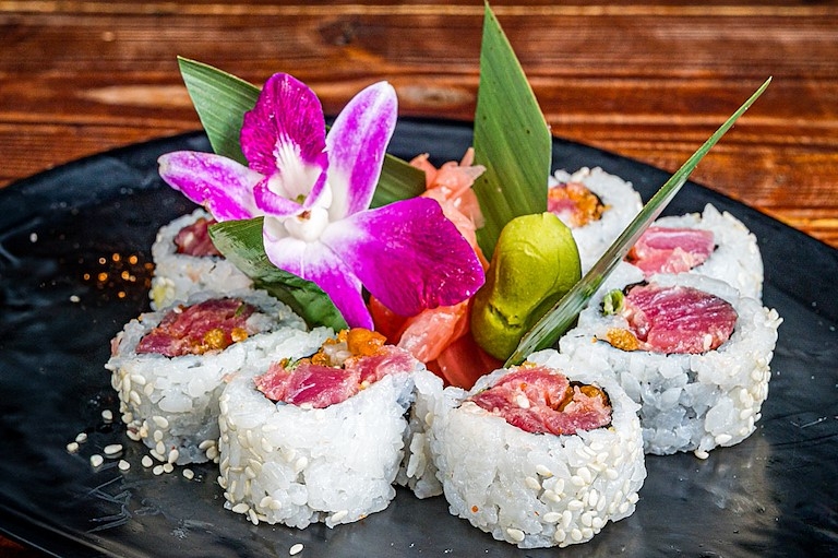 SPICY TUNA ROLL.