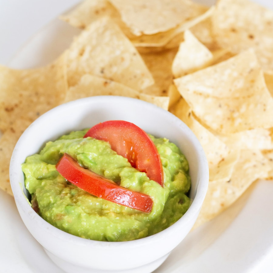 GUACAMOLE DIP & CHIPS.