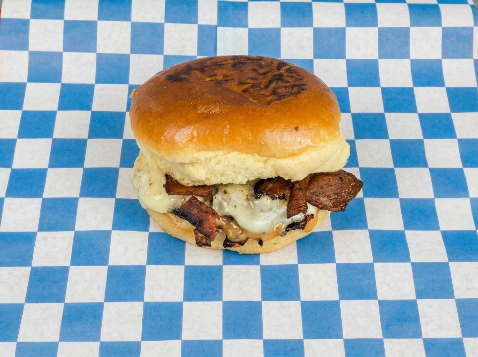 CHIPOTLE PEPPER JACK BURGER.