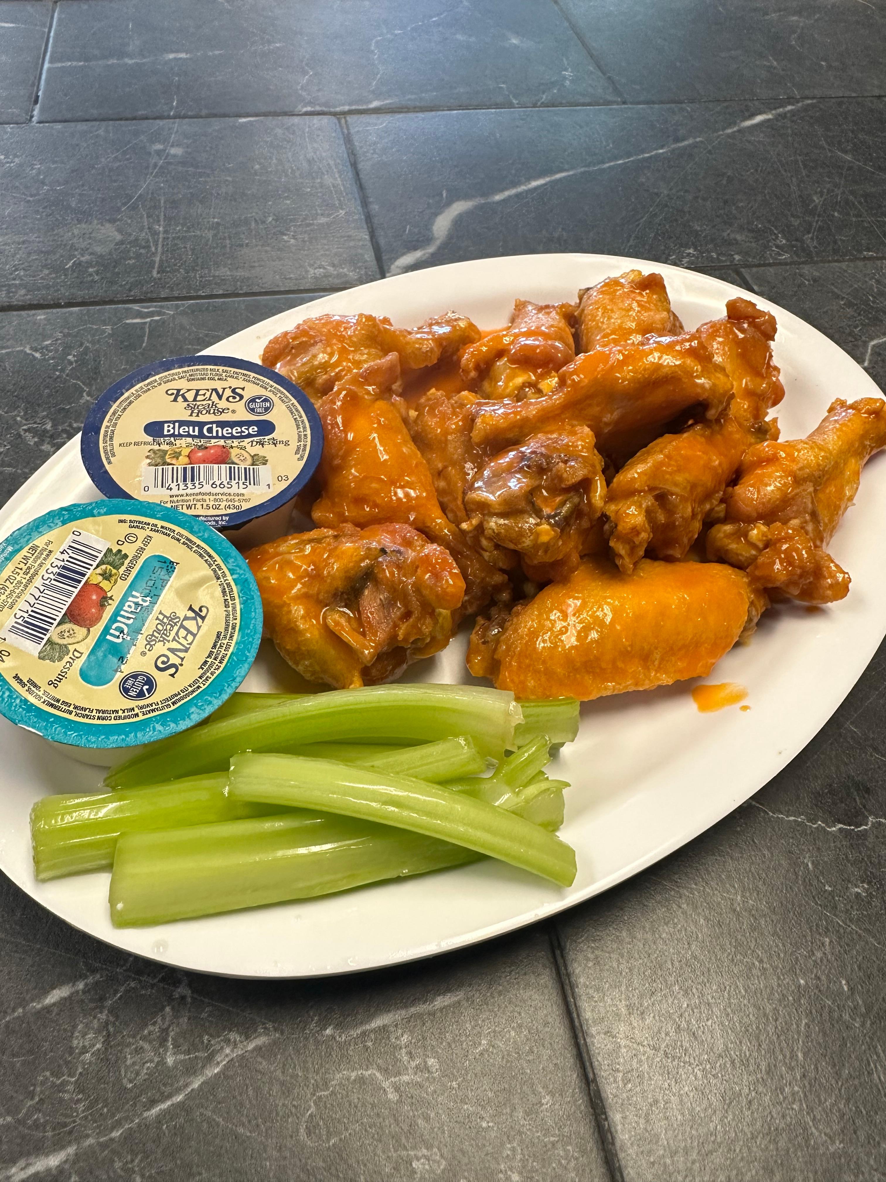 14" Medium Cheese & 6 Wings.