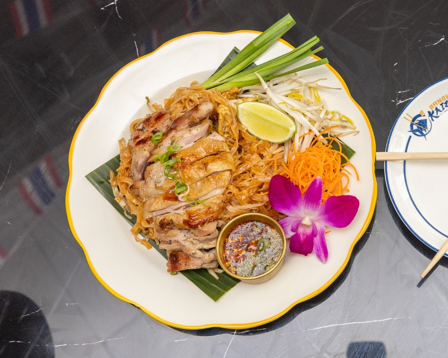 Pad Thai Grilled chicken ผัดไทไก่ย่าง.