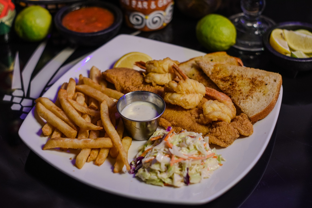 Filete y Camarones Empanizados.