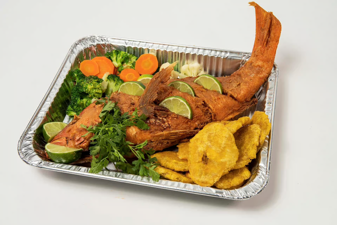 Pescado frito / fried red snapper.