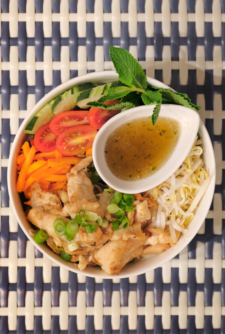 Bun: Grilled chicken breast.